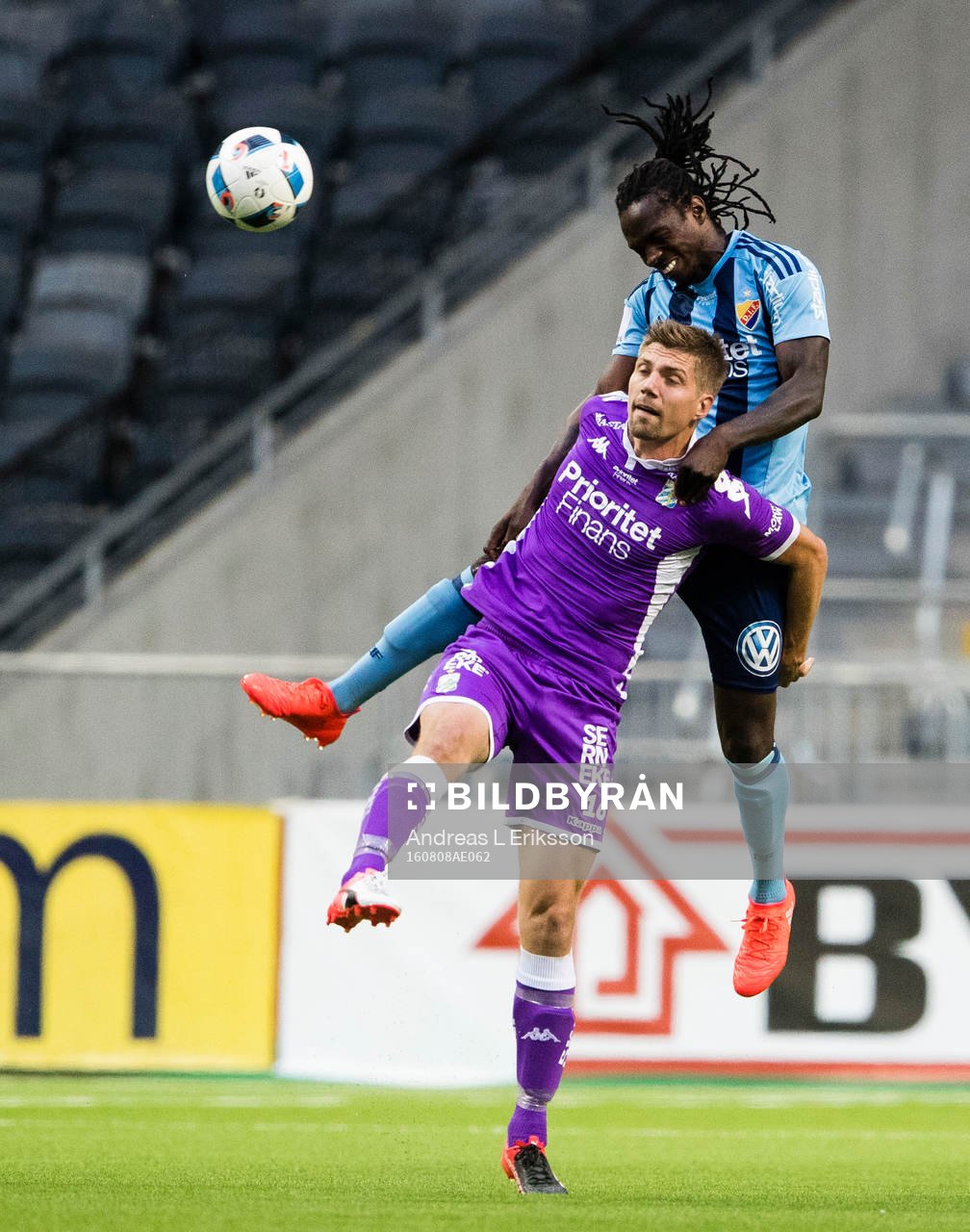IFK Göteborgs Mikael Boman i en nickduell med Djurgårdens
