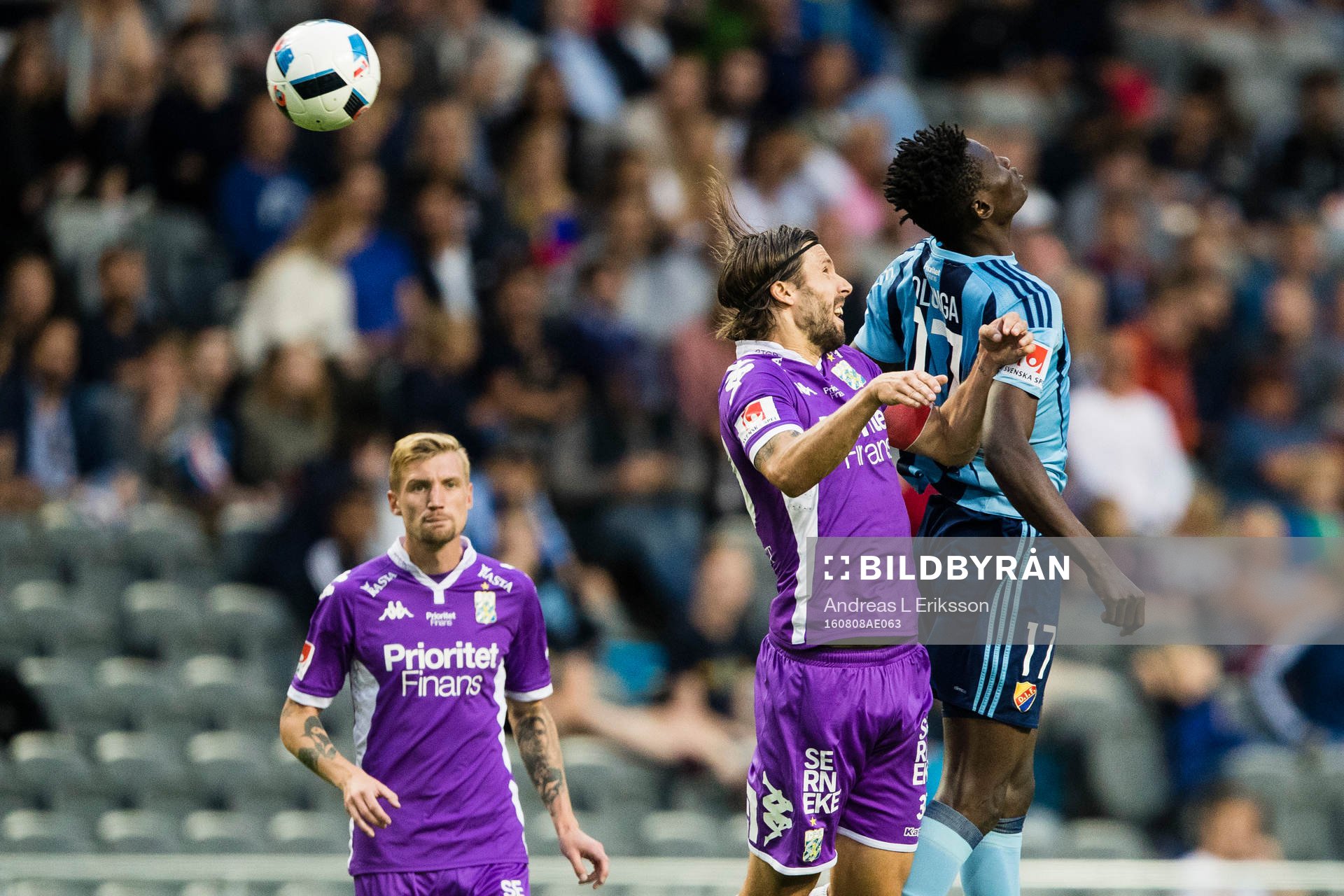 IFK Göteborgs Mattias Bjärsmyr i en nickduell med Djurgårdens Michael Olunga under fotbollsmatchen i Allsvenskan mellan Djurgården och IFK Göteborg den 8 augusti 2016 i Stockholm.