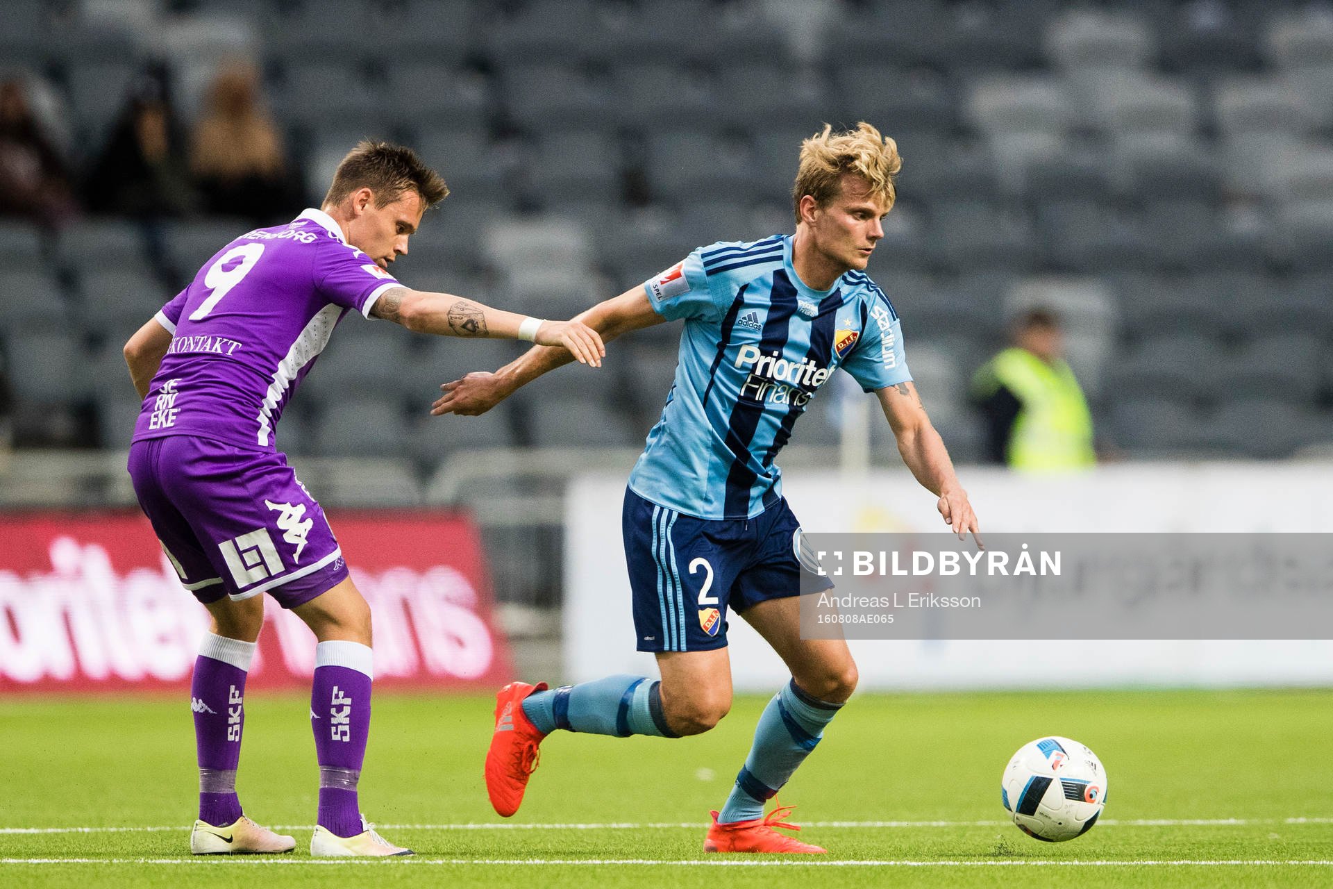 IFK Göteborgs Jakob Ankersen ser hur Djurgårdens Tim