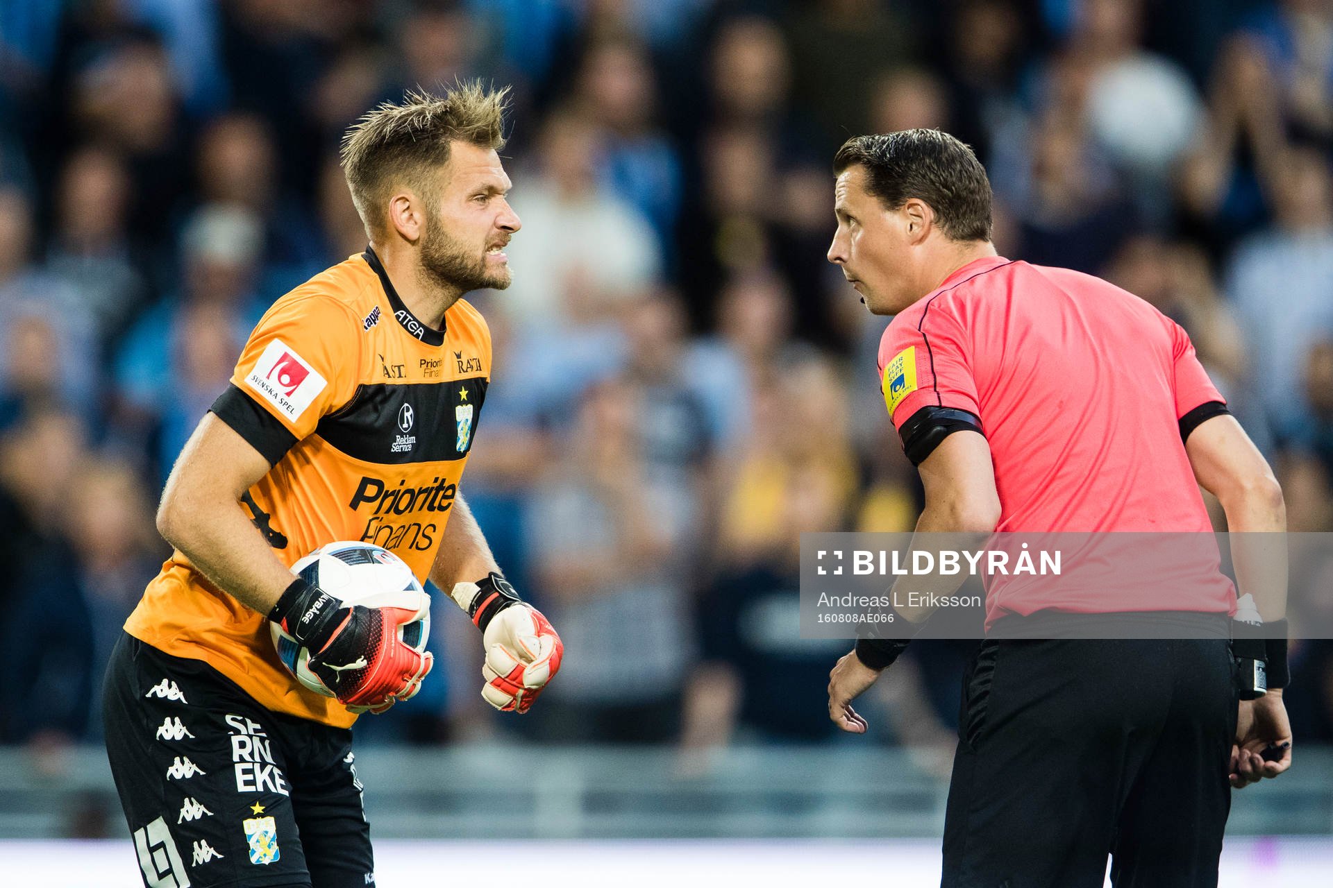 IFK Göteborgs målvakt John Alvbåge reagerar på domare