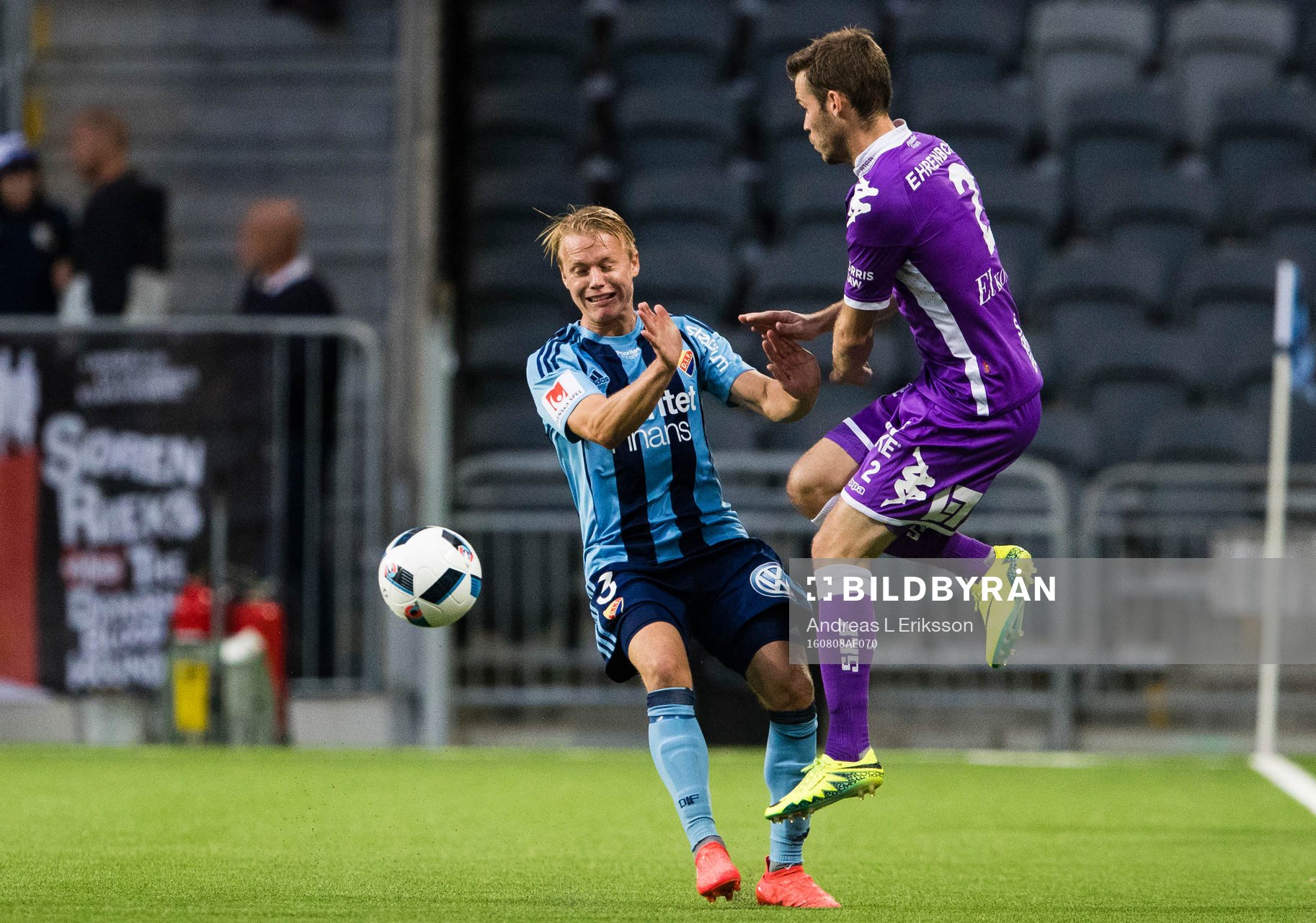 Djurgårdens Elliot Käck i en närkamp med IFK Göteborgs
