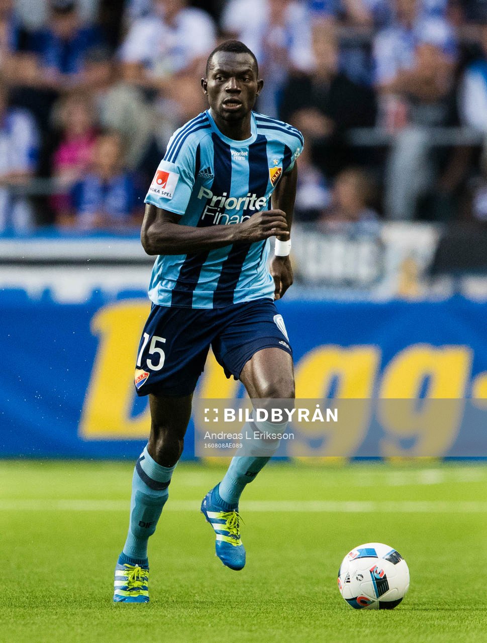 Djurgårdens Omar Colley med bollen