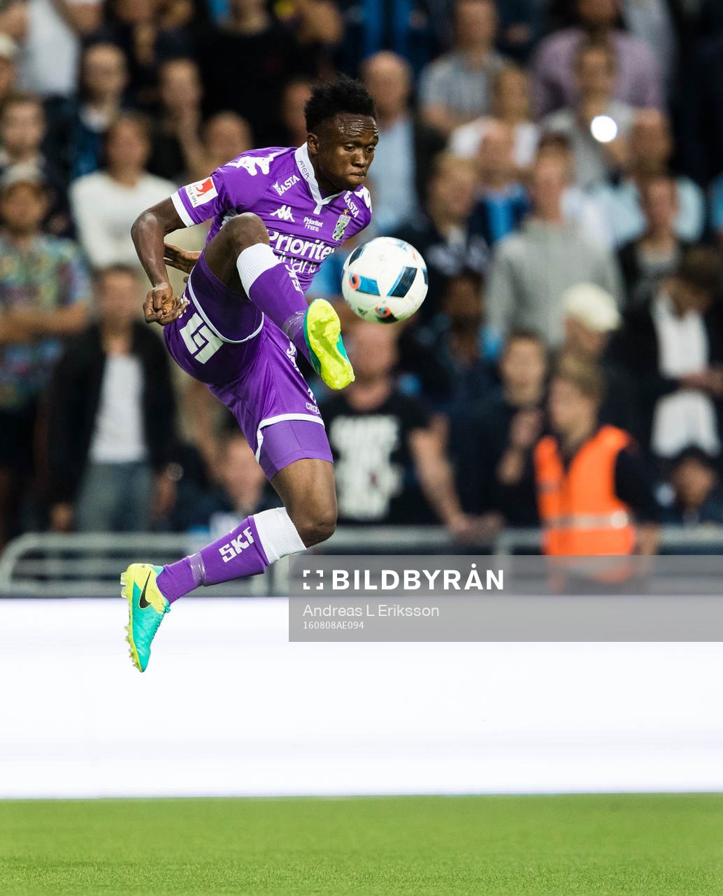 IFK Göteborgs Lawson Sabah tar ner bollen