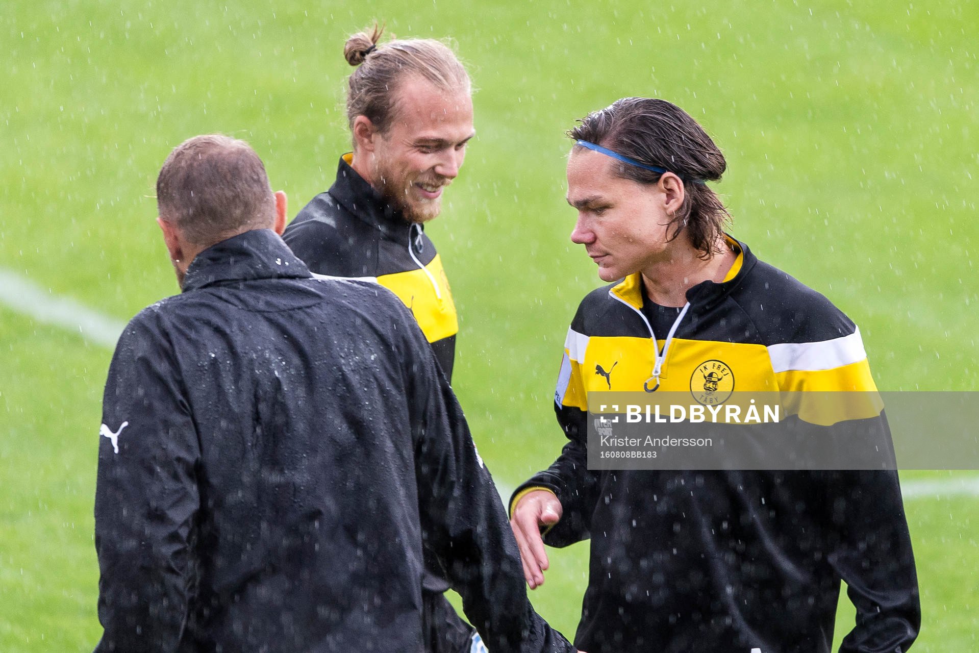 Frejs Filip Almström-Tähti före fotbollsmatchen i