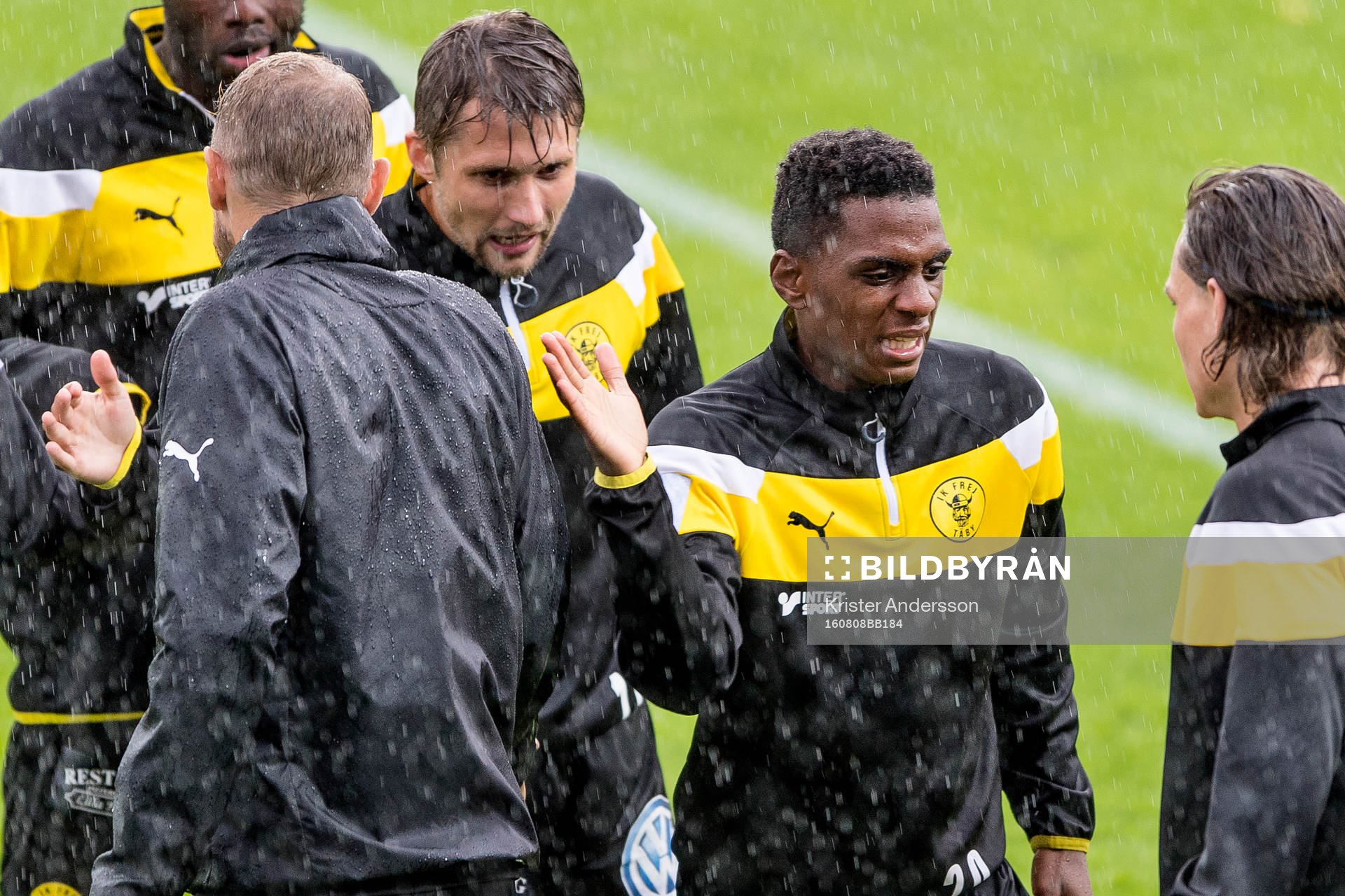 Frejs Dida Rashidi före fotbollsmatchen i Superettan