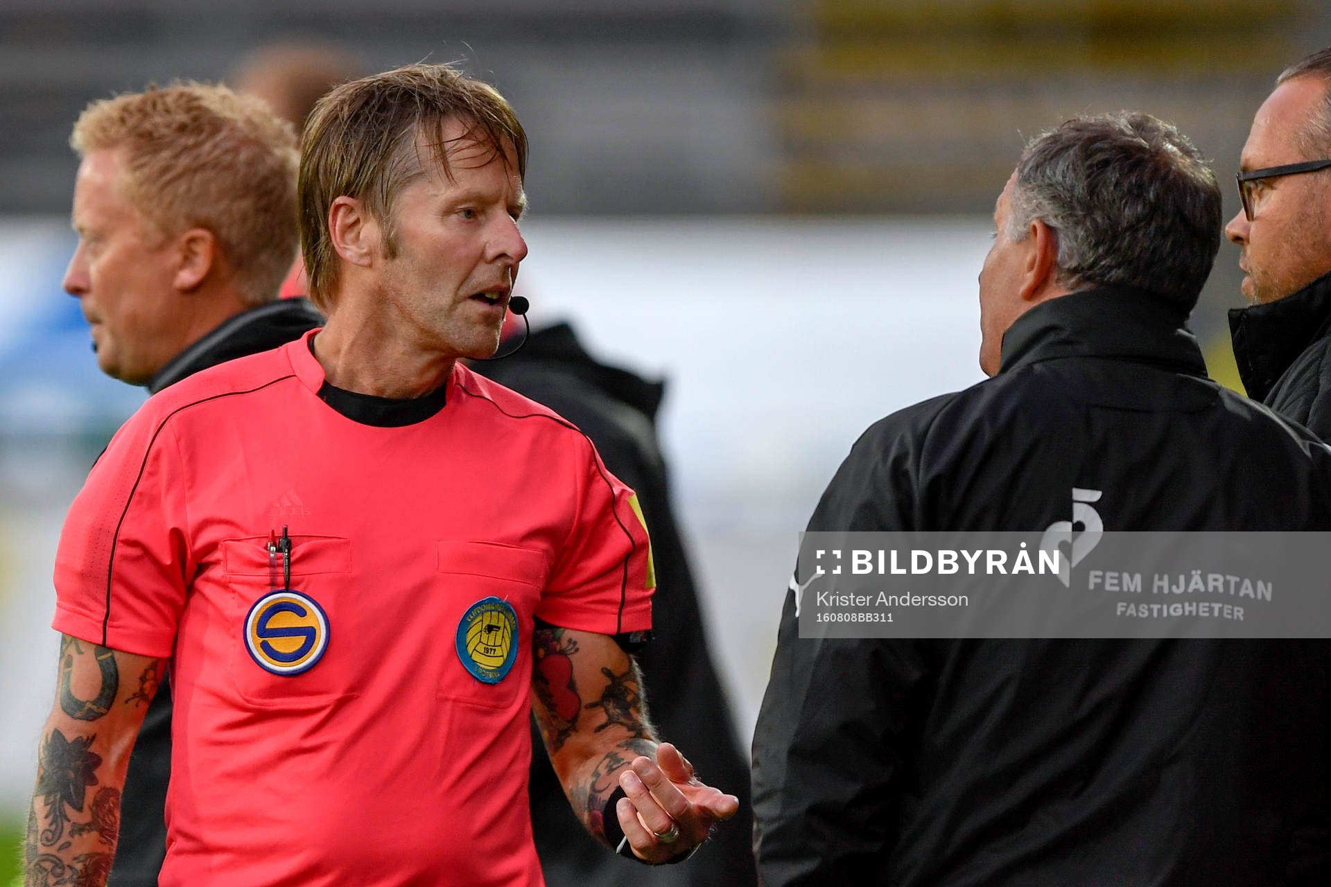 Halmstads tränare Jan Jönsson blir uppvisad på läktaren