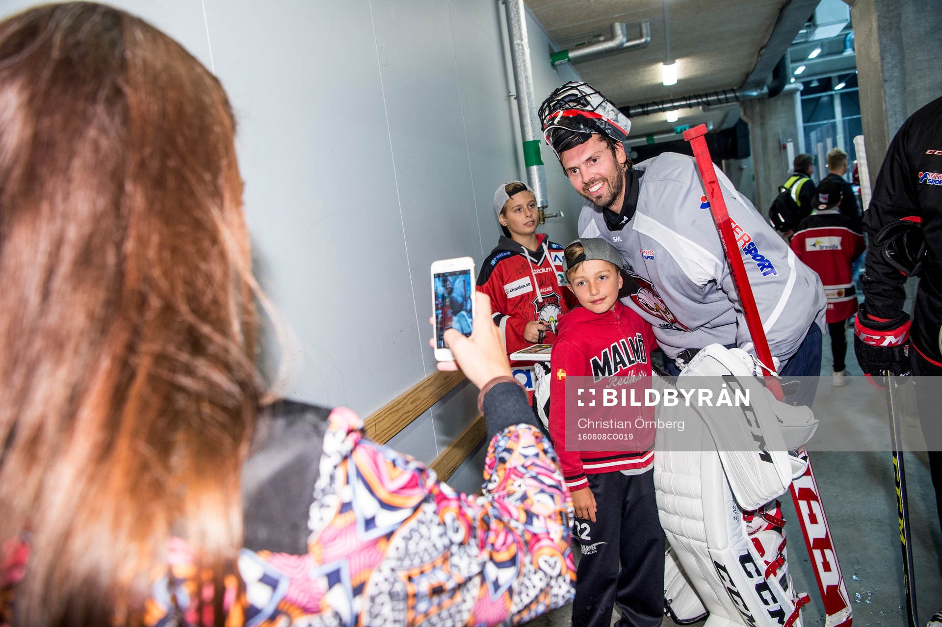 Cristopher Nihlstorp blir fotograferad med en ung supporter
