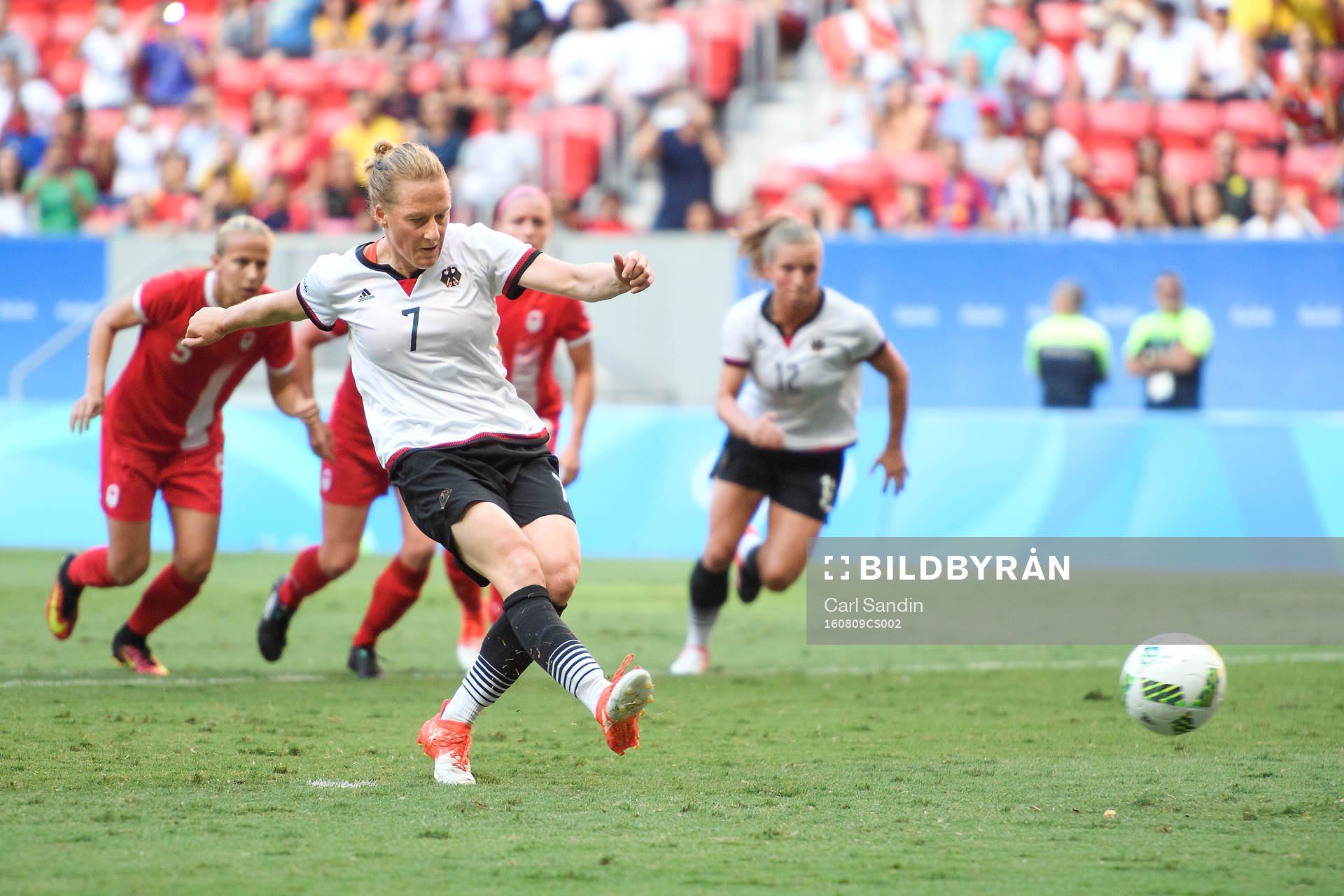 Tysklands Melanie Behringer skjuter bollen till 1-0 på