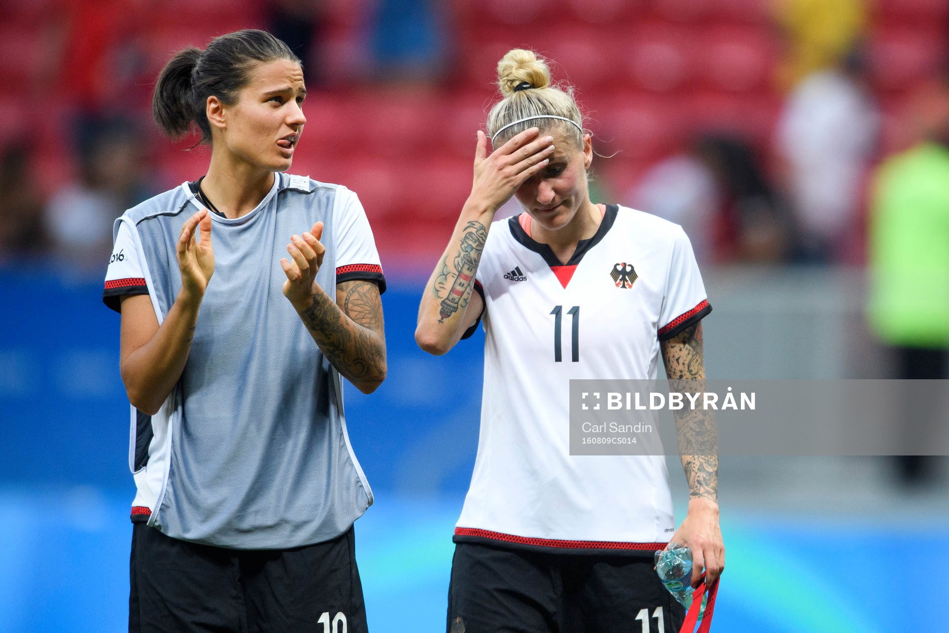 Tysklands Dzsenifer Marozsan och Anja Mittag deppar