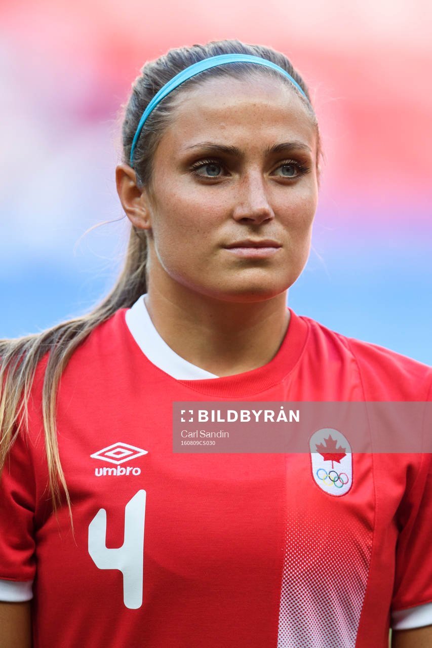 Kanadas Shelina Zadorsky vid lineup innan fotbollsmatchen mellan Tyskland och Kanada den 9 augusti 2016 under OS i Brasilia.