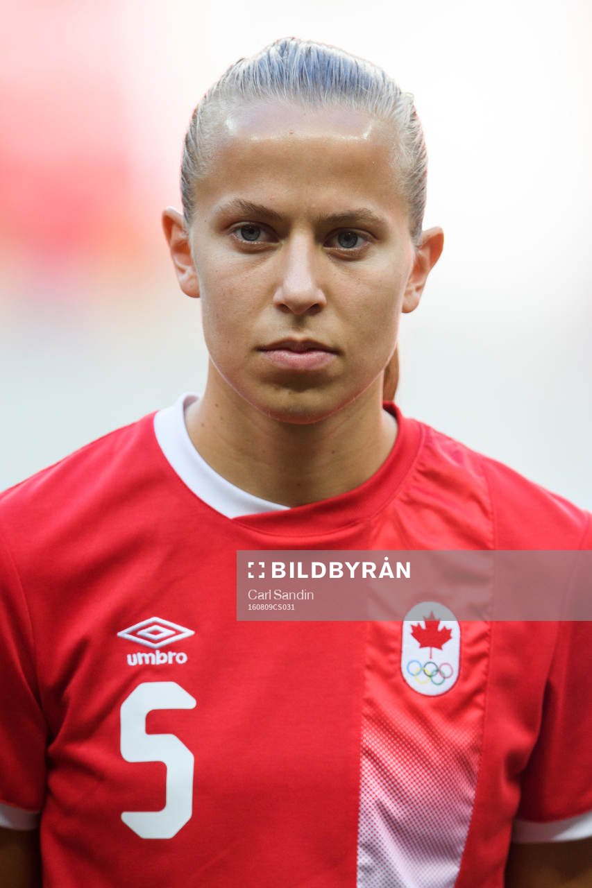 Kanadas Rebecca Quinn vid lineup innan fotbollsmatchen