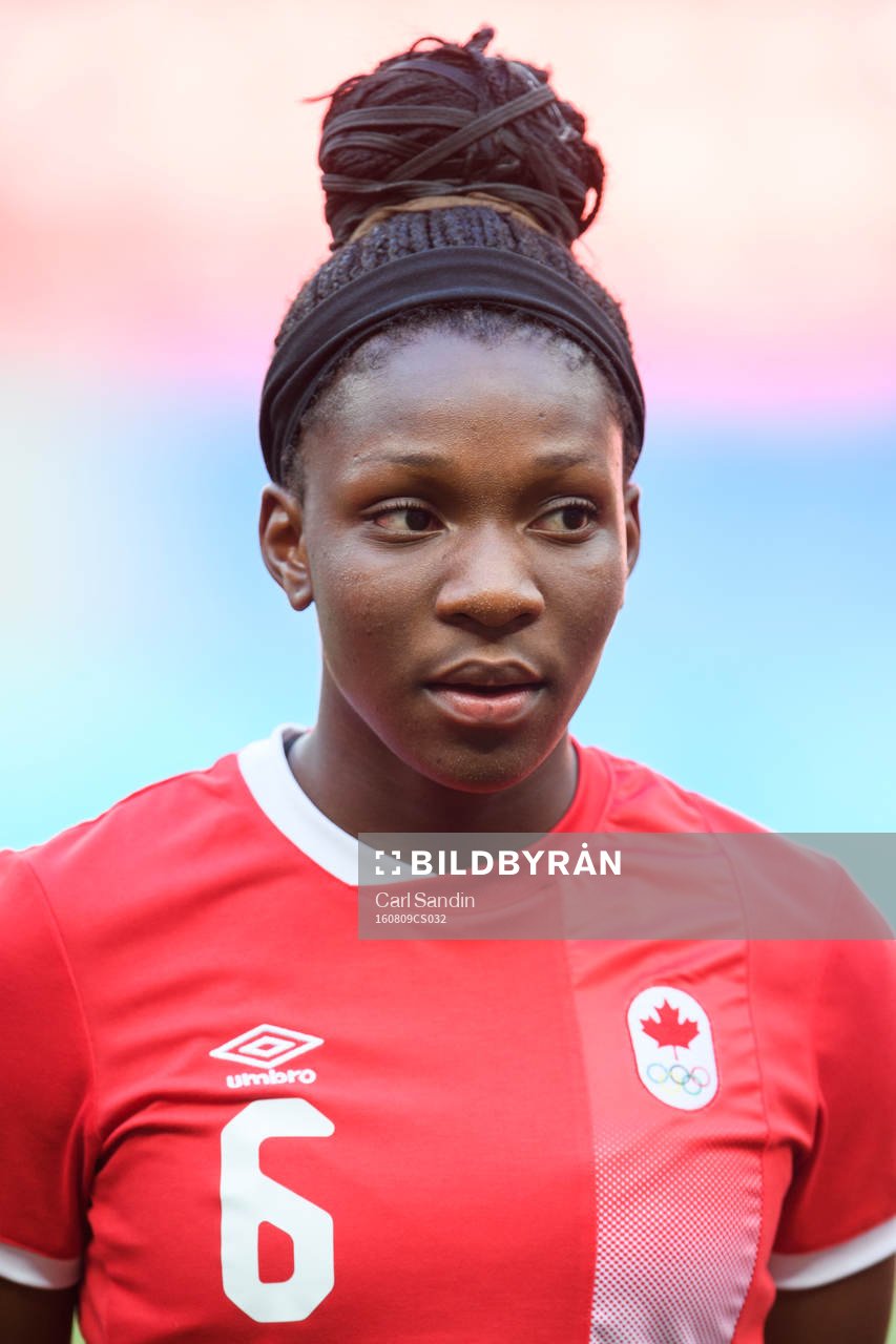 Kanadas Deanne Rose vid lineup innan fotbollsmatchen mellan