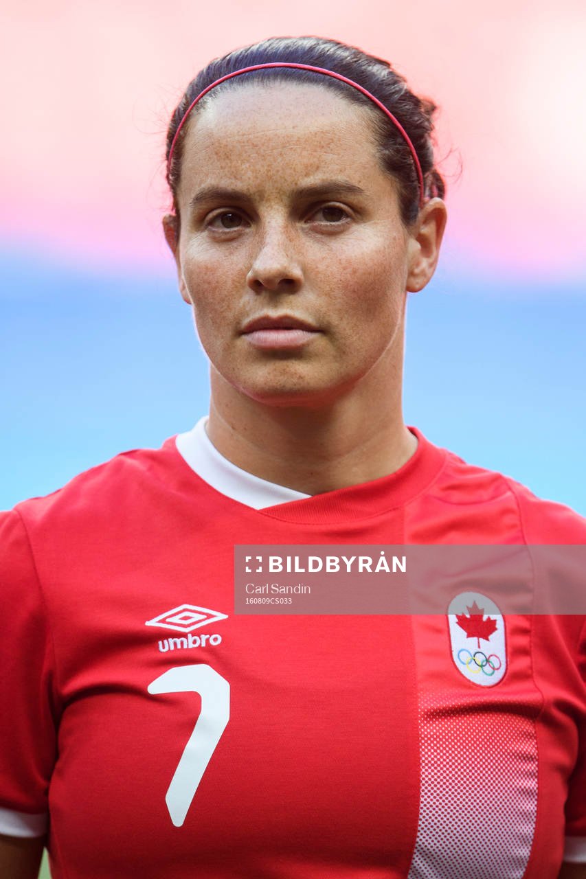 Kanadas Rhian Wilkinson vid lineup innan fotbollsmatchen