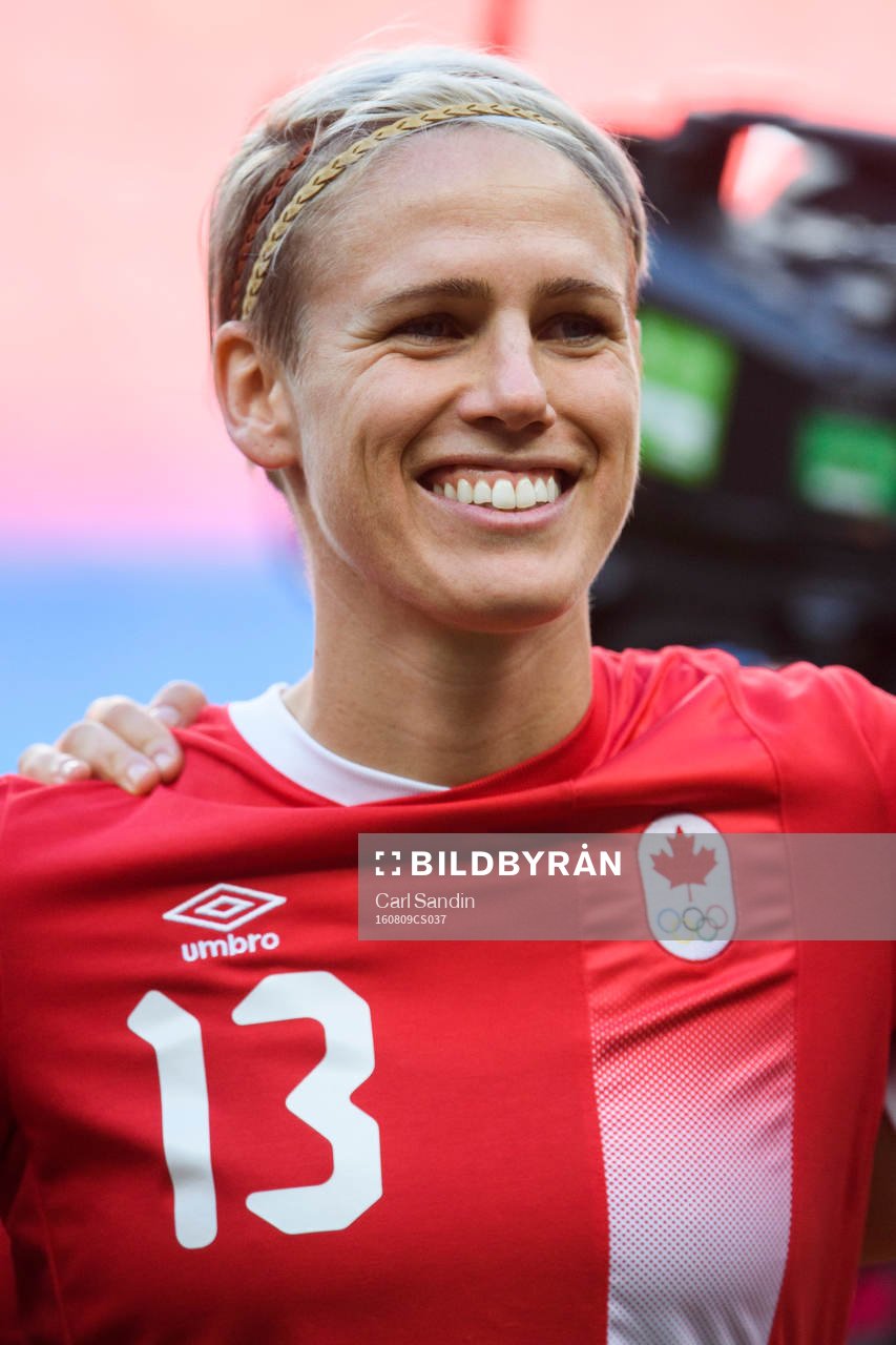 Kanadas Sophie Schmidt vid lineup innan fotbollsmatchen