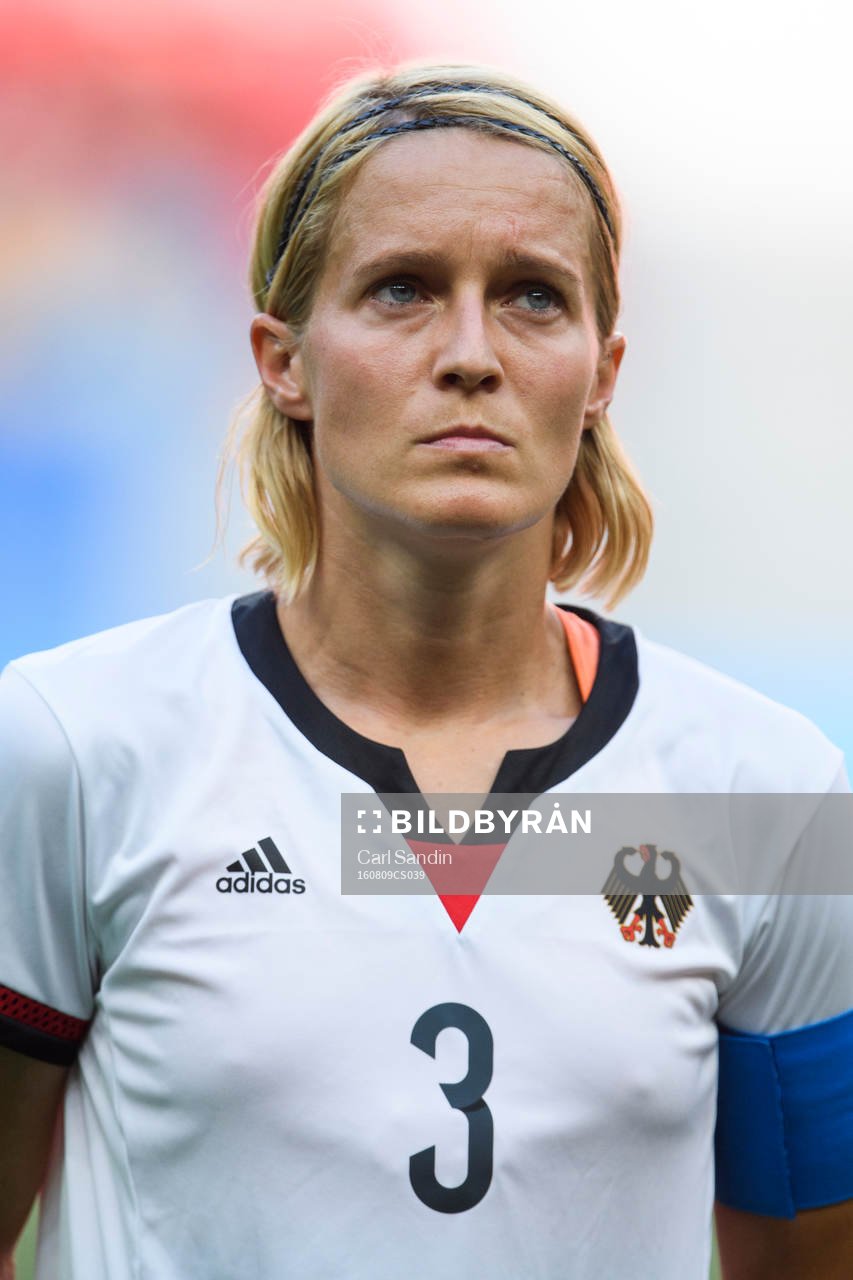 Tysklands Saskia Bartusiak vid lineup innan fotbollsmatchen mellan Tyskland och Kanada den 9 augusti 2016 under OS i Brasilia.