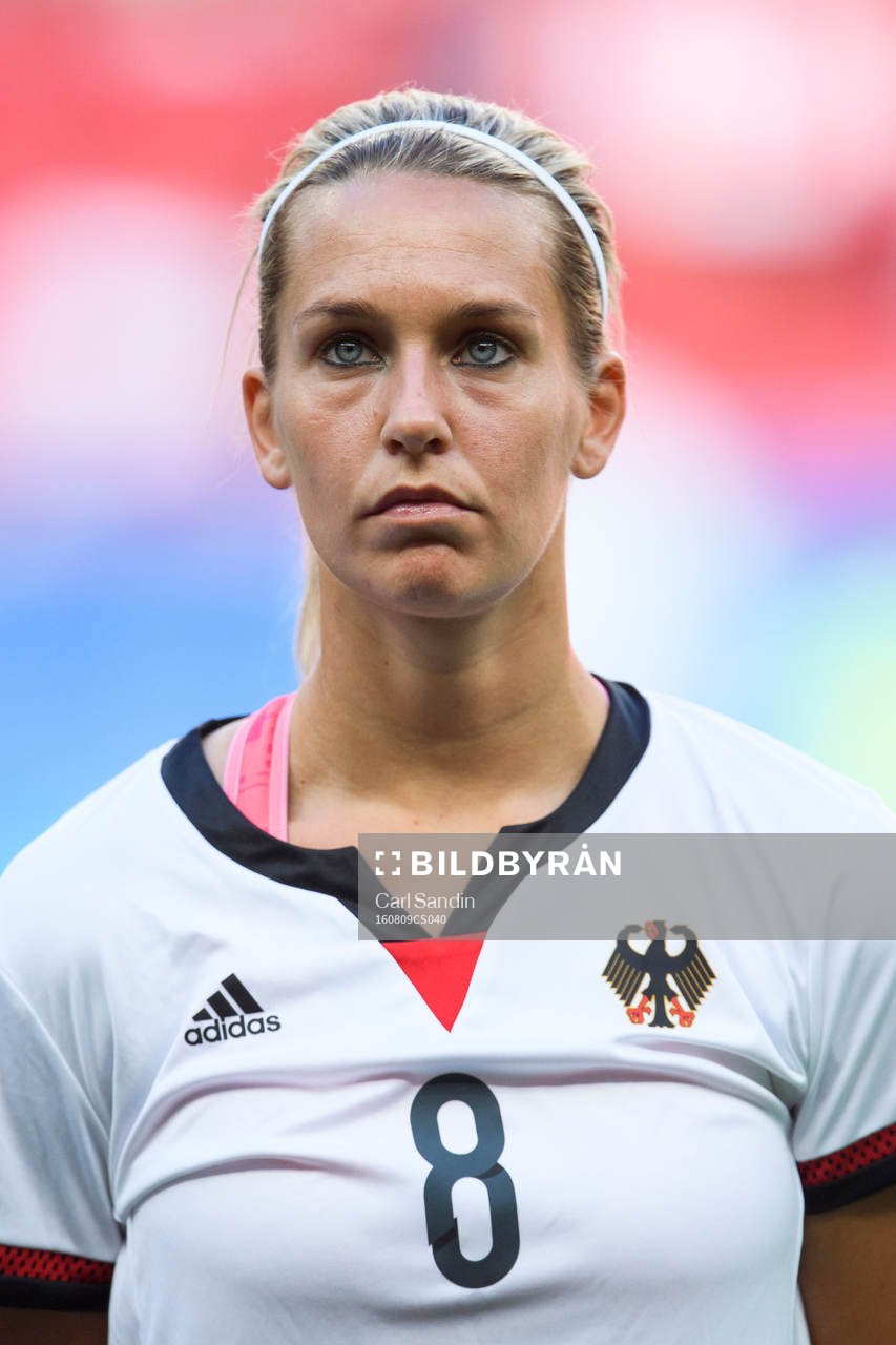 Tysklands Lena Goessling vid lineup innan fotbollsmatchen