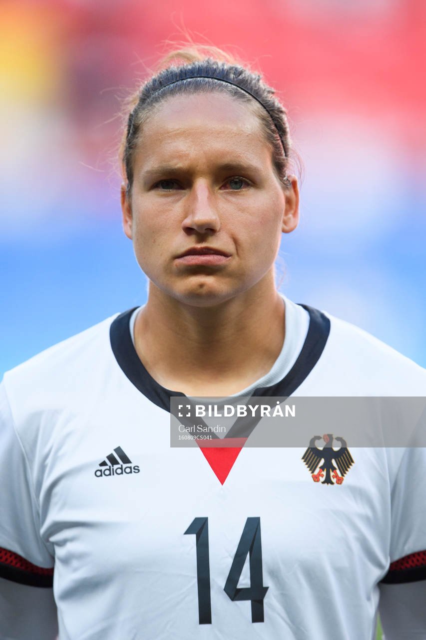 Tysklands Babett Peter vid lineup innan fotbollsmatchen