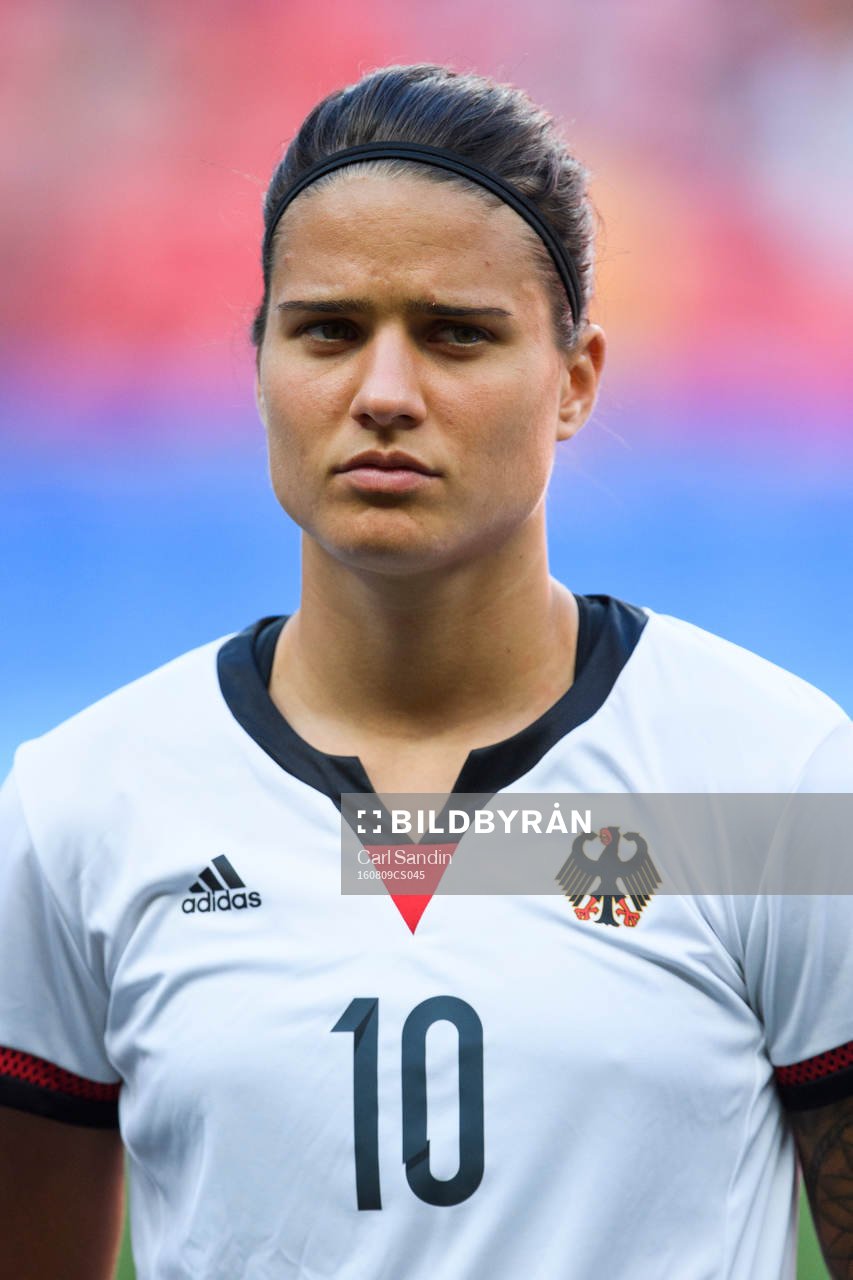 Tysklands Dzsenifer Marozsan vid lineup innan fotbollsmatchen mellan Tyskland och Kanada den 9 augusti 2016 under OS i Brasilia.