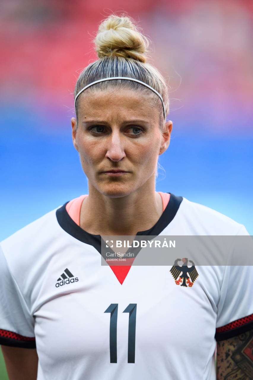 Tysklands Anja Mittag vid lineup innan fotbollsmatchen