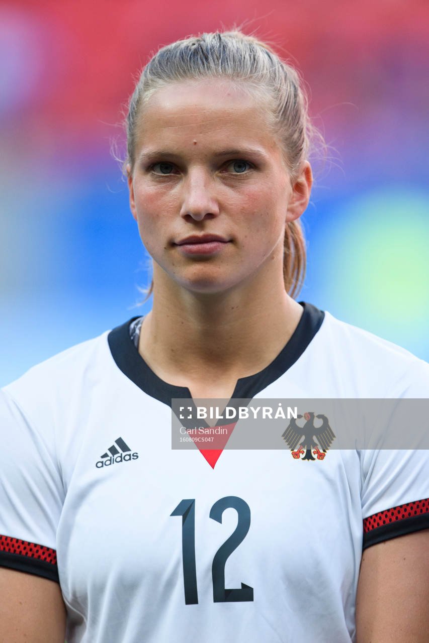 Tysklands Tabea Kemme vid lineup innan fotbollsmatchen