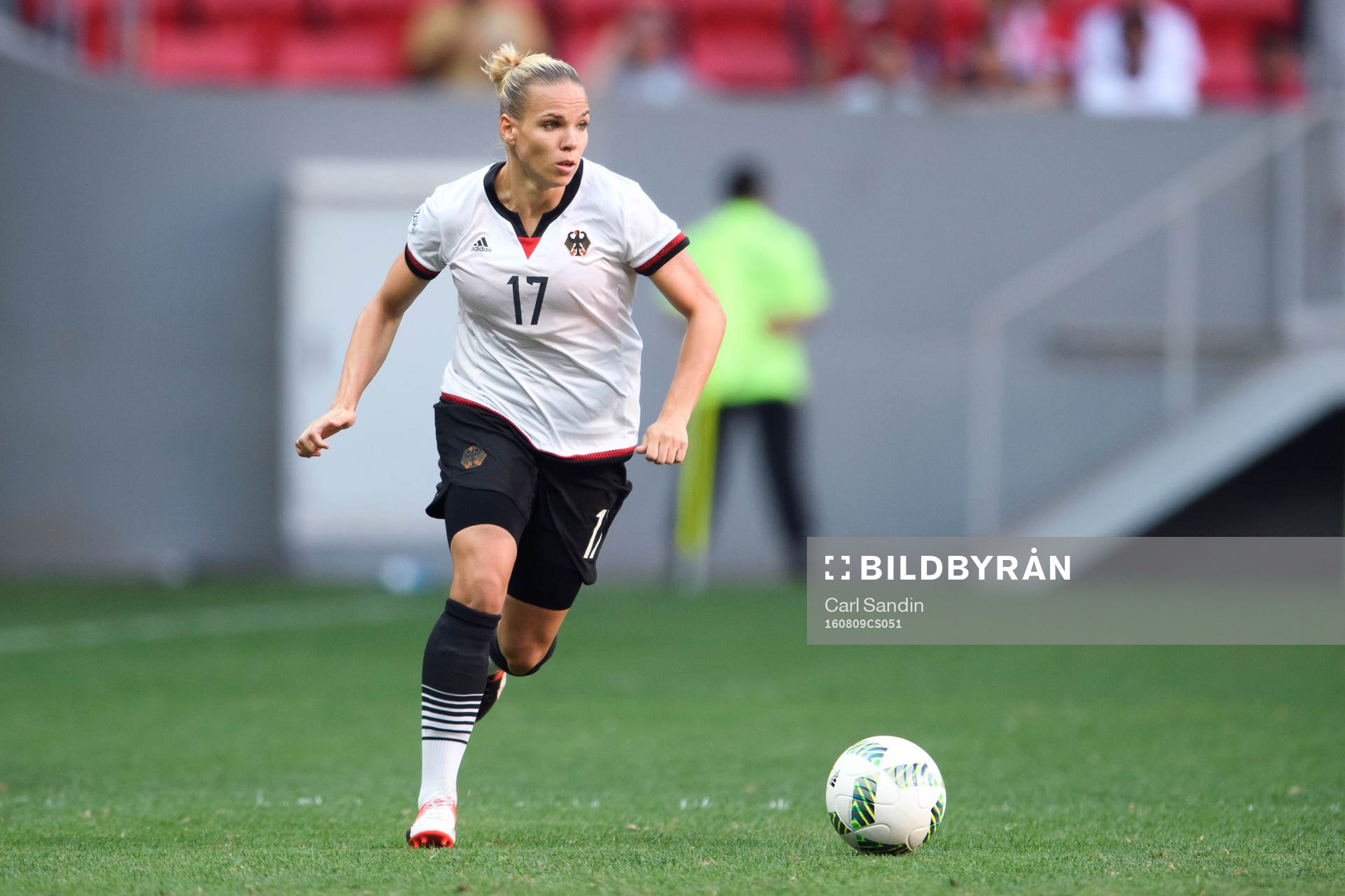 Tysklands Isabel Kerschowski i fotbollsmatchen mellan