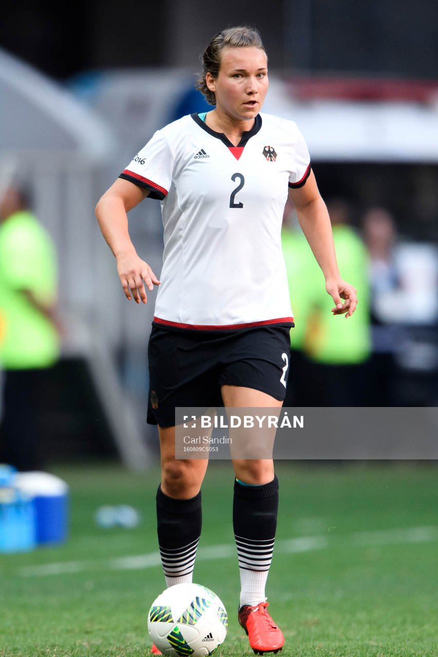 Tysklands Josephine Henning i fotbollsmatchen mellan