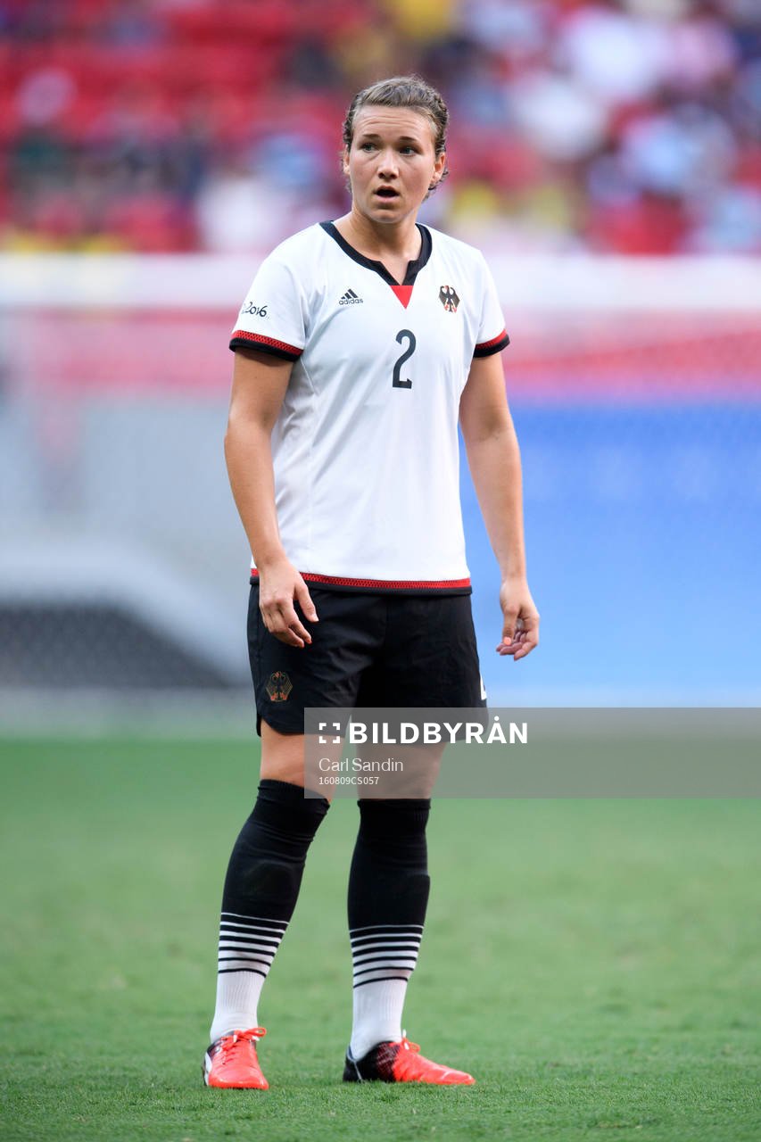 Tysklands Josephine Henning i fotbollsmatchen mellan