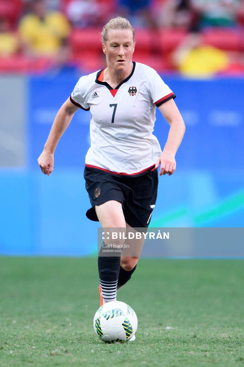 Tysklands Melanie Behringer i fotbollsmatchen mellan