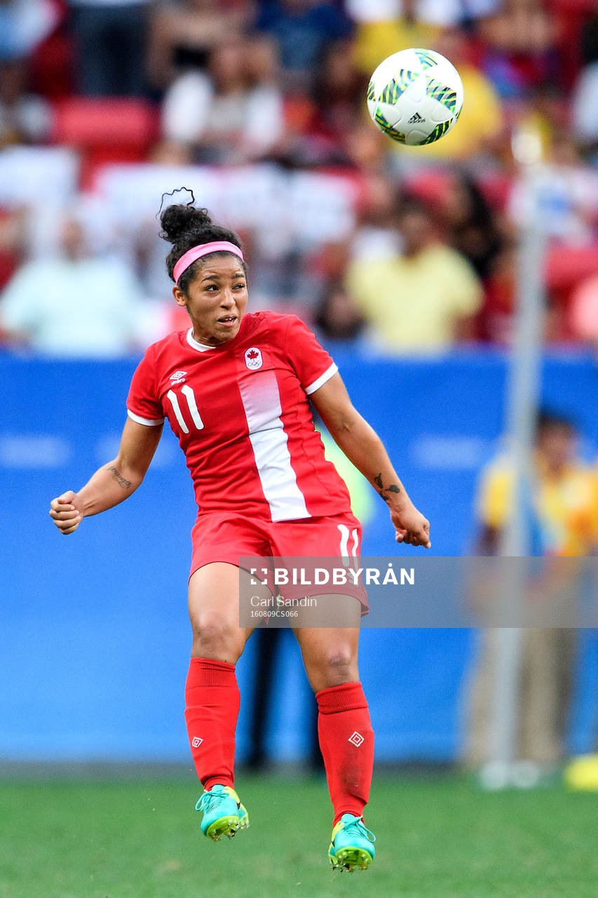 Kanadas Desiree Scott nickar bollen i fotbollsmatchen mellan Tyskland och Kanada den 9 augusti 2016 under OS i Brasilia.