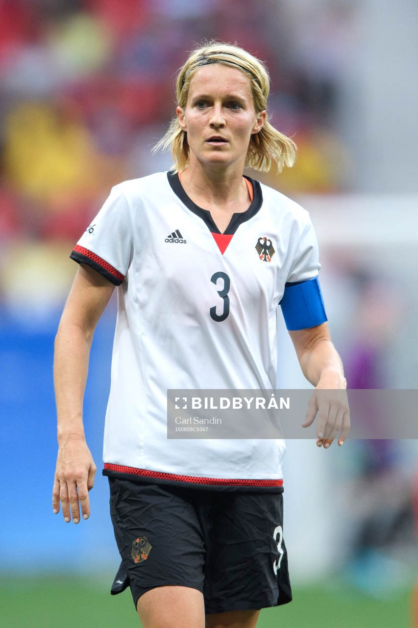 Tysklands Saskia Bartusiak i fotbollsmatchen mellan
