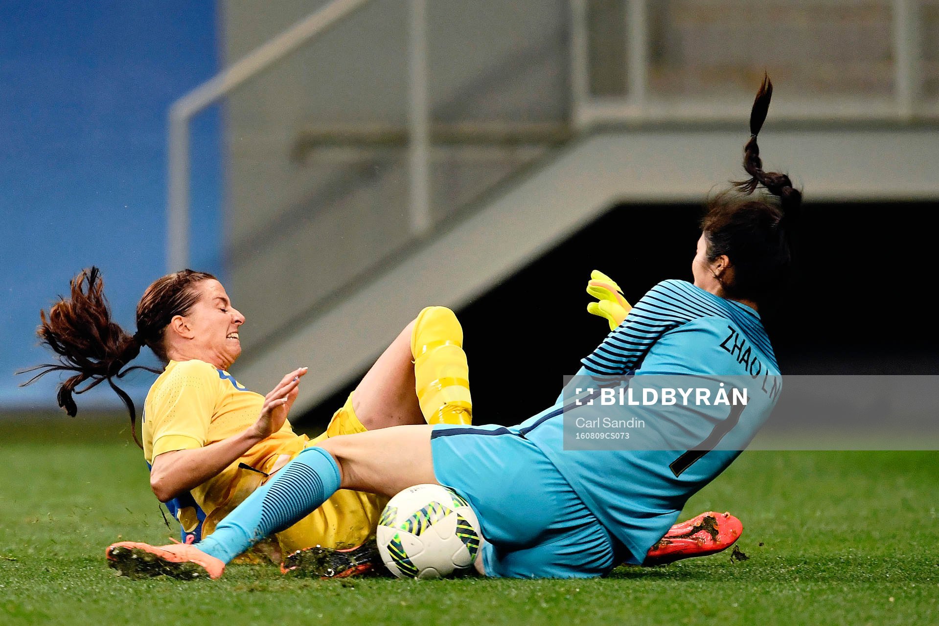 Sveriges Lotta Schelin och Kinas målvakt Lina Zhao  i