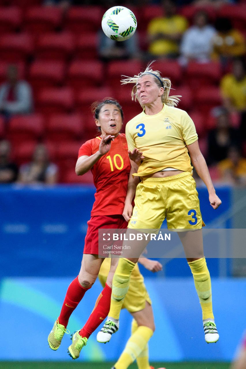 Kinas Li Yang i nickduell med Sveriges Linda Sembrant i fotbollsmatchen mellan Kina och Sverige den 9 augusti 2016 under OS i Brasilia.