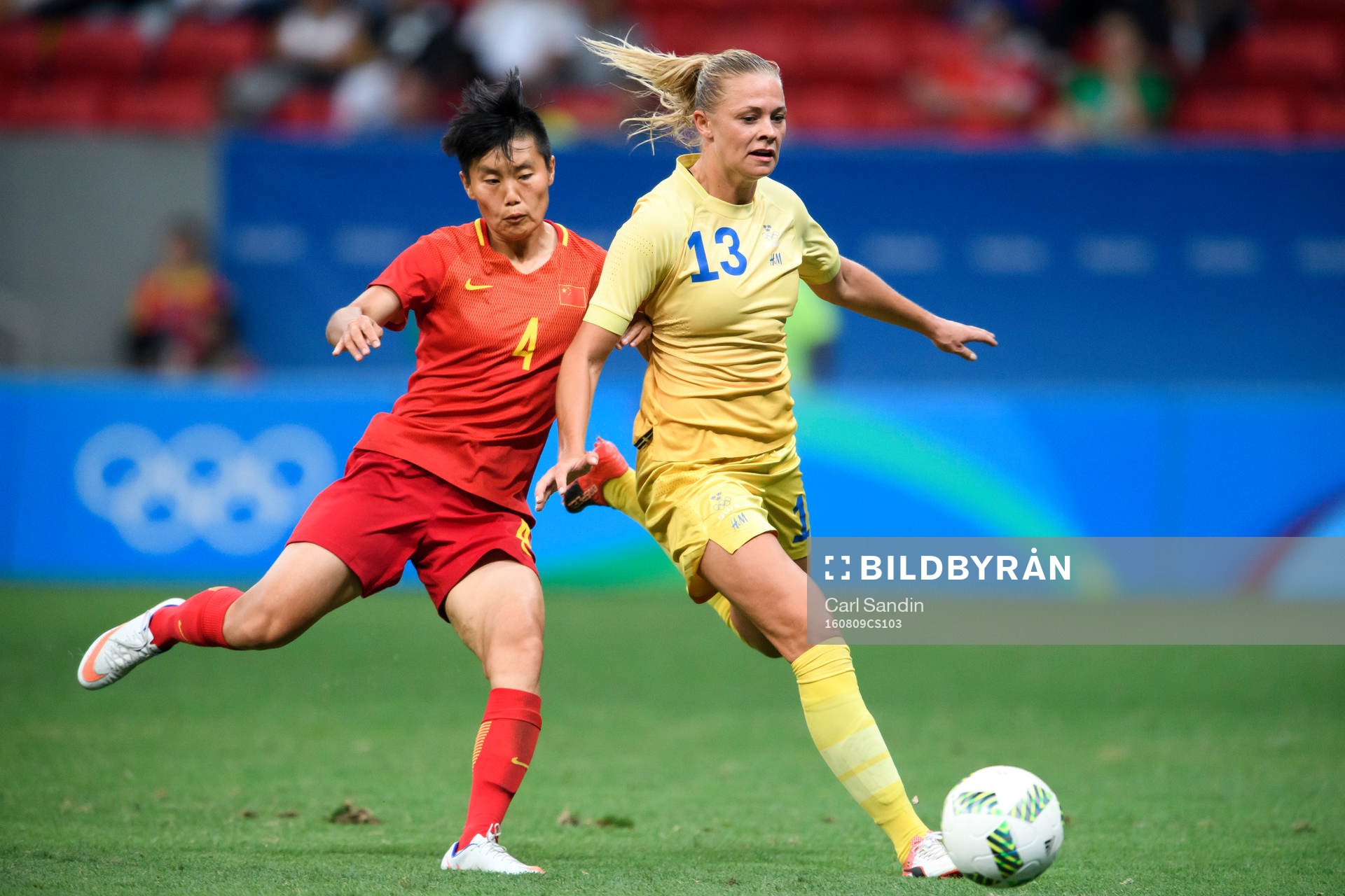Kinas Chen Gao och Sveriges Fridolina Rolfö i fotbollsmatchen mellan Kina och Sverige den 9 augusti 2016 under OS i Brasilia.