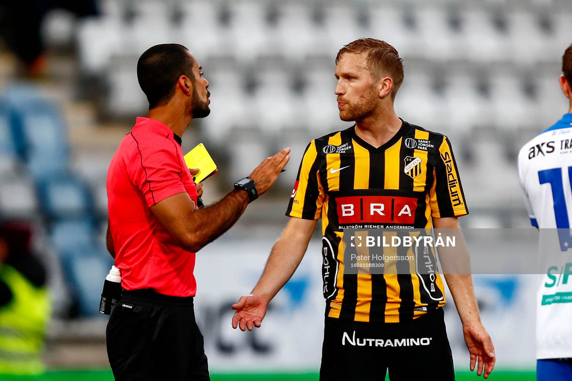 Häckens Rasmus Lindgren får gult kort av domaren Mohammed Al-Hakim under fotbollsmatchen i Allsvenskan mellan Norrköping och Häcken den 10 augusti 2016 i Norrköping.