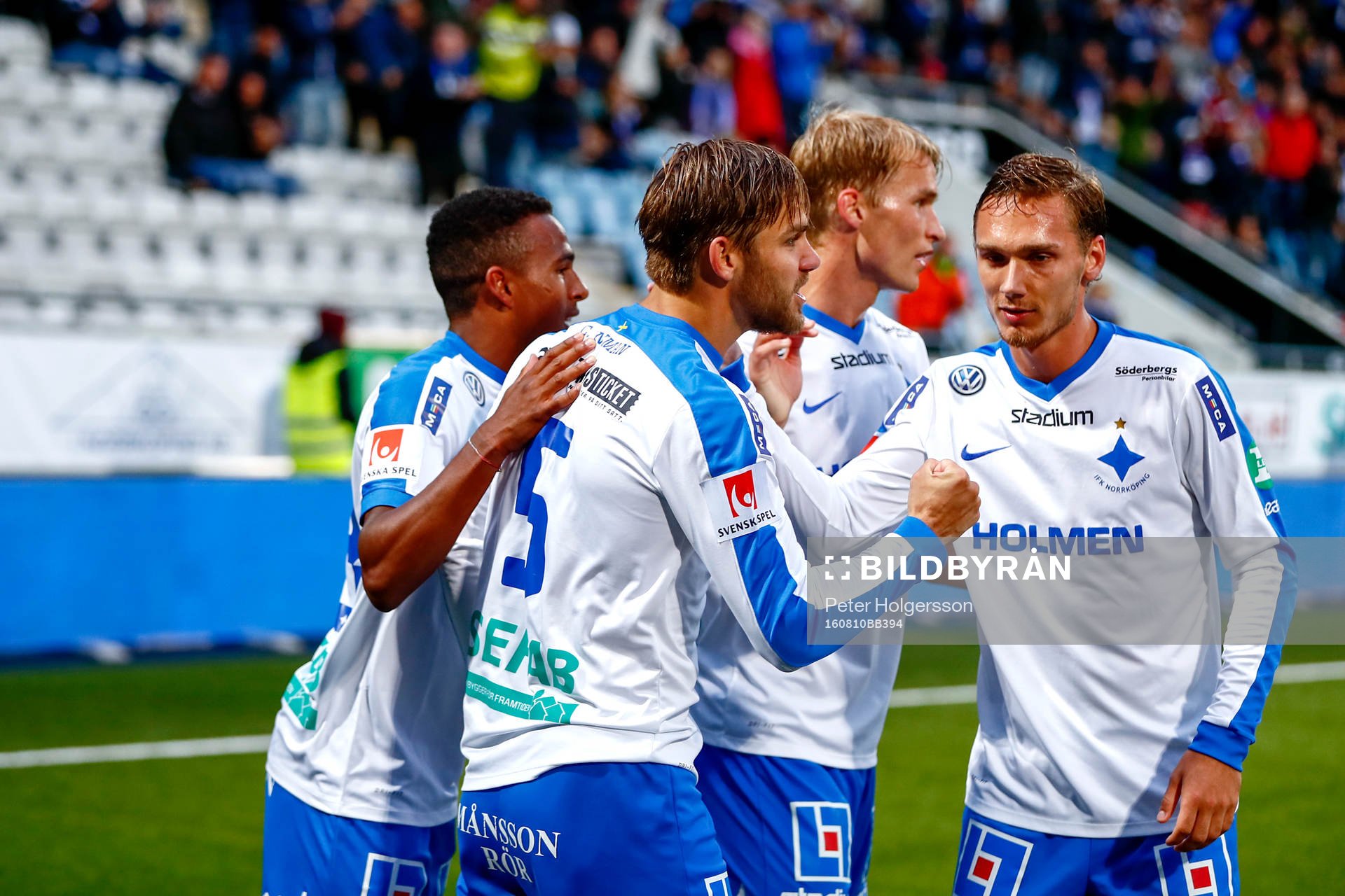 Norrköpings Christoffer Nyman jublar med lagkamraterna
