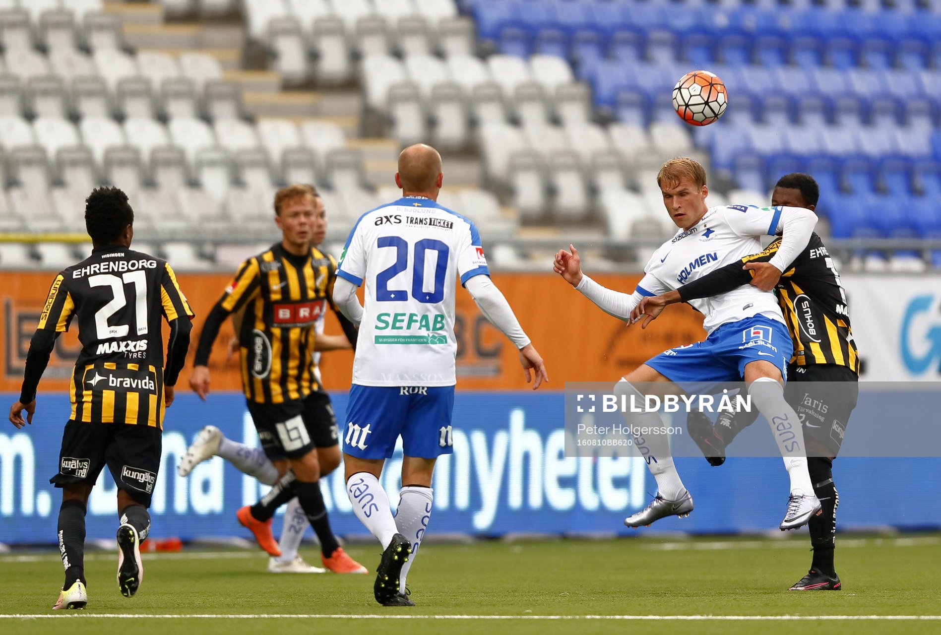 Norrköpings Sebastian Andersson tas hårt av Häckens