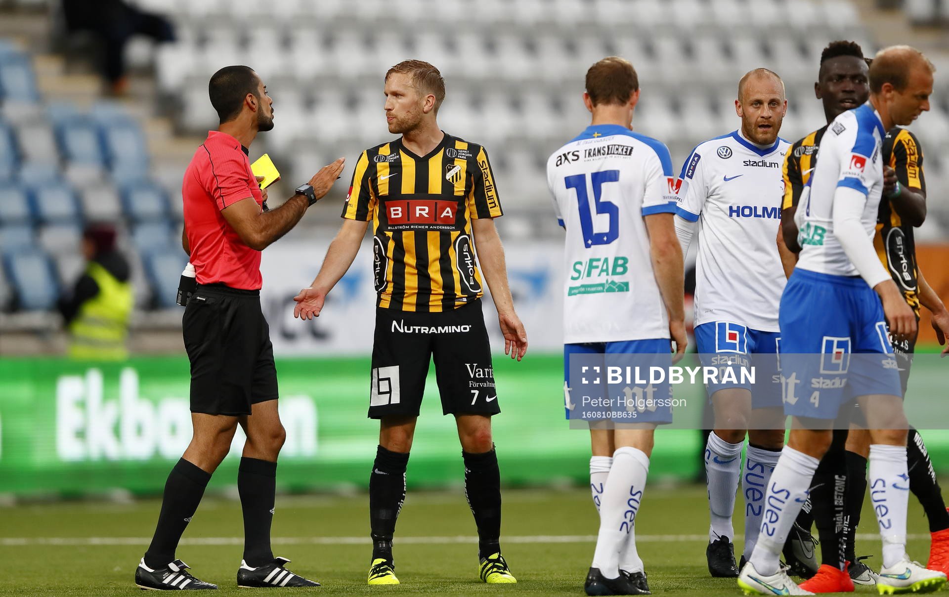 Häckens Rasmus Lindgren får gult kort av domare Mohammed