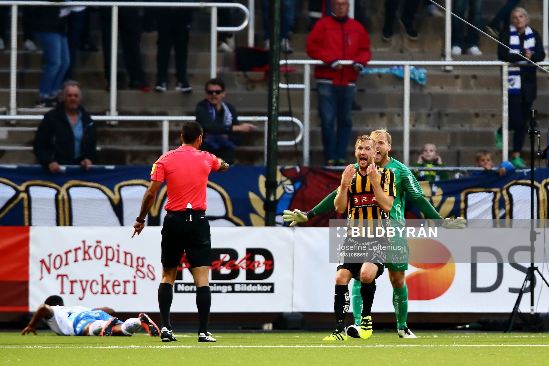 Häckens Rasmus Lindgren och Målvakt Peter Abrahamsson