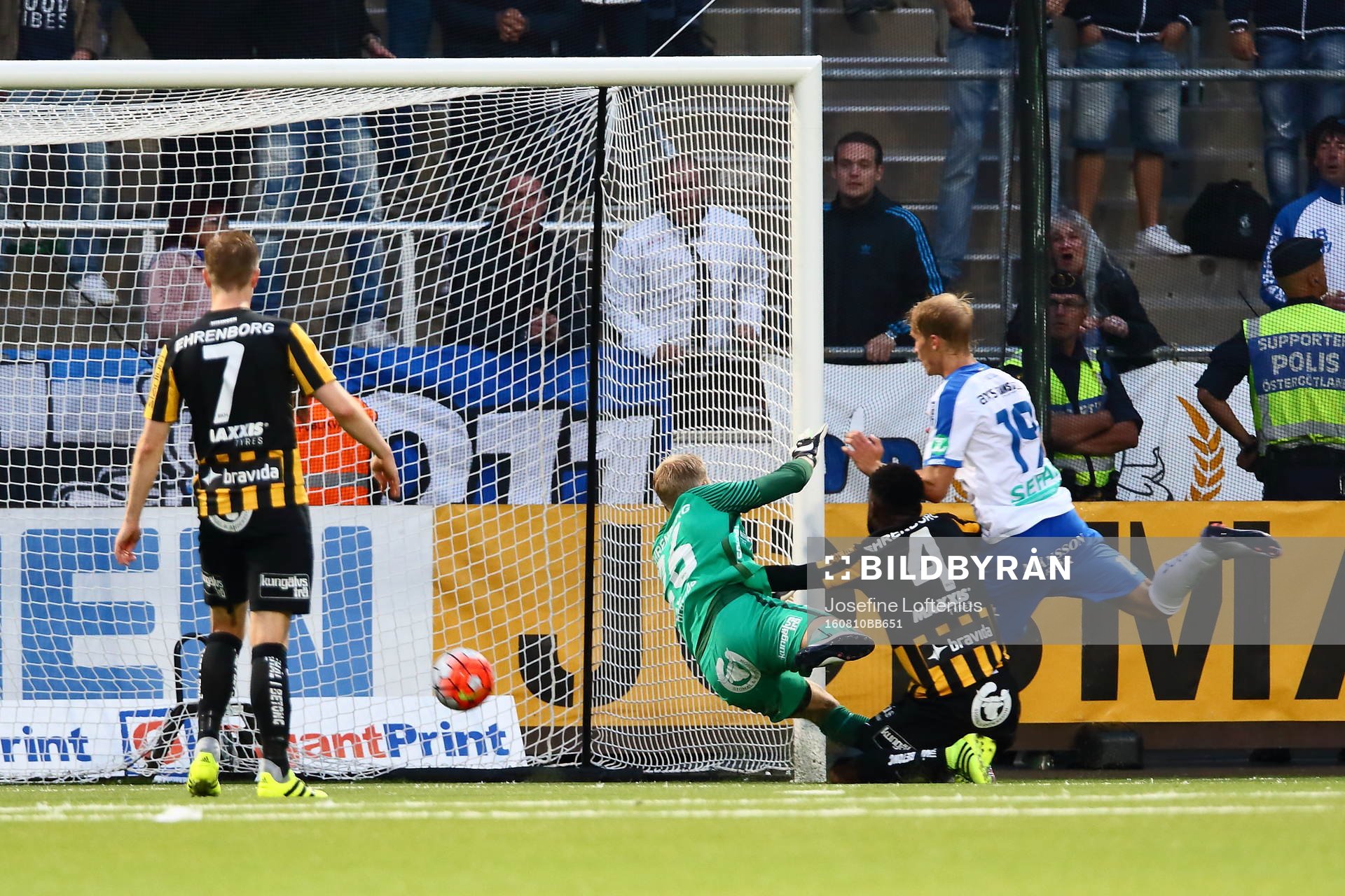 Norrköpings Sebastian Andersson gör mål på Häckens