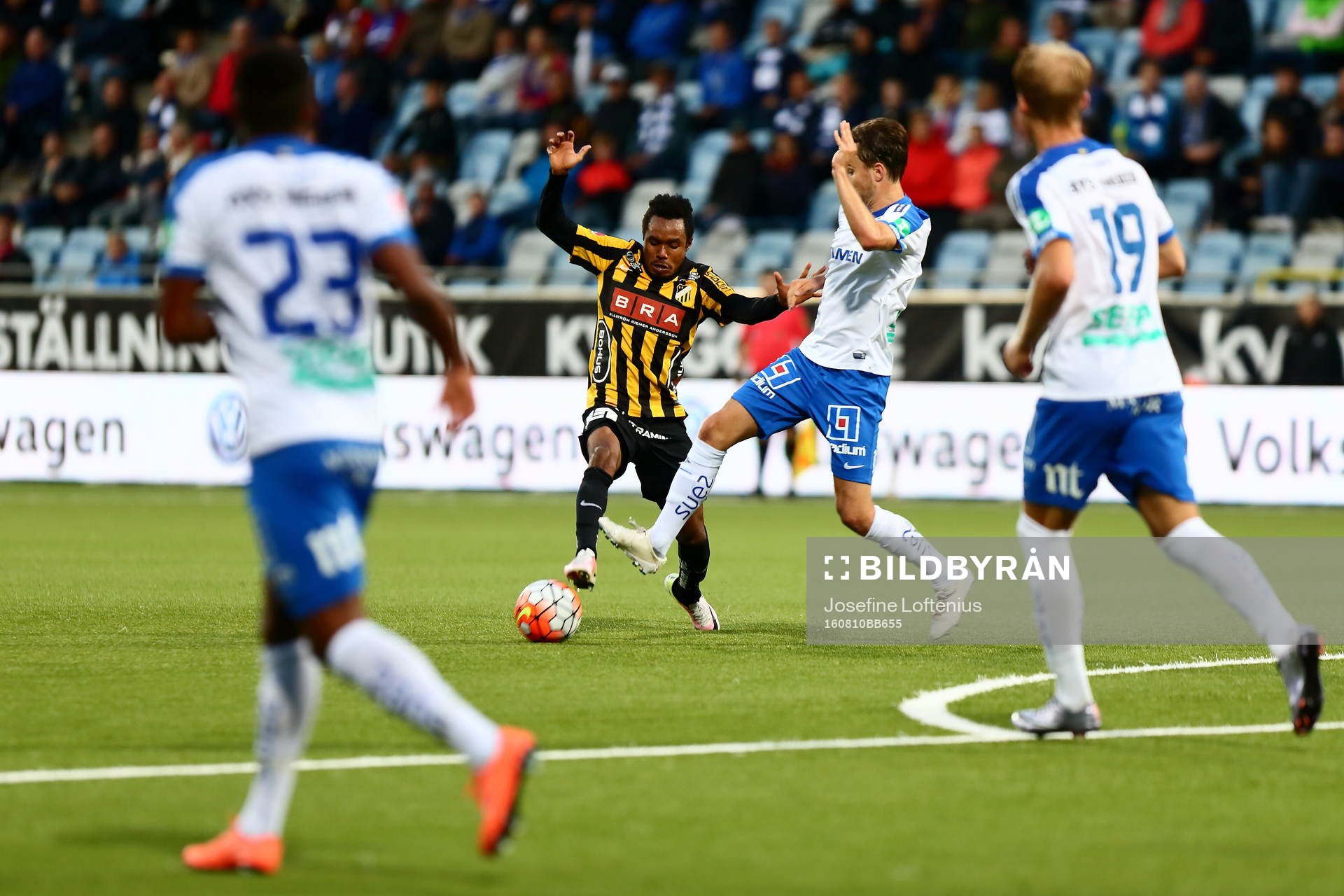 Bäckenspelare med bollen