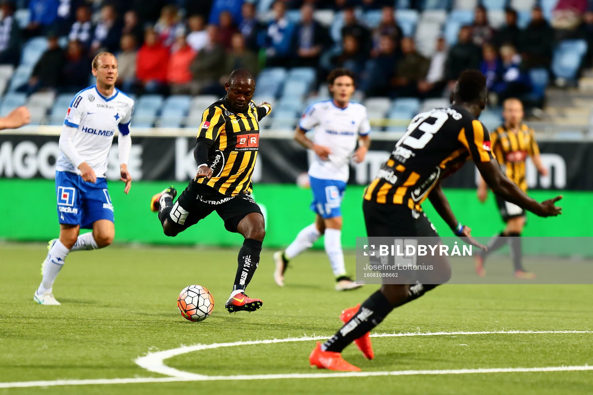 Häckens John Owoeri med Norrköpings Andreas Johansson bakom sig provar skott på mål men missar under fotbollsmatchen i Allsvenskan mellan Norrköping och Häcken den 10 augusti 2016 i Norrköping.