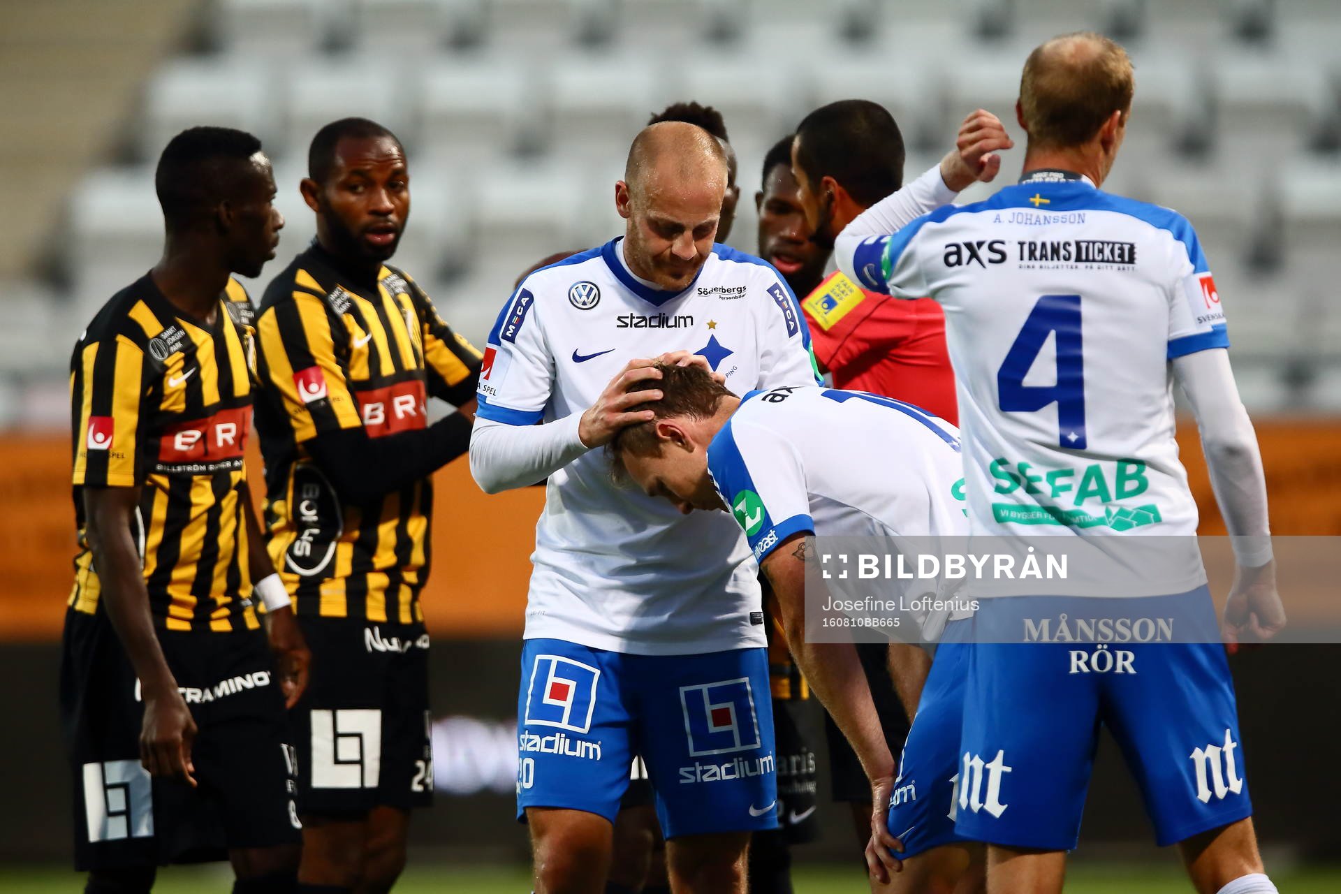 Norrköpings Daniel Sjölund klappar om Marcus Falk Olander