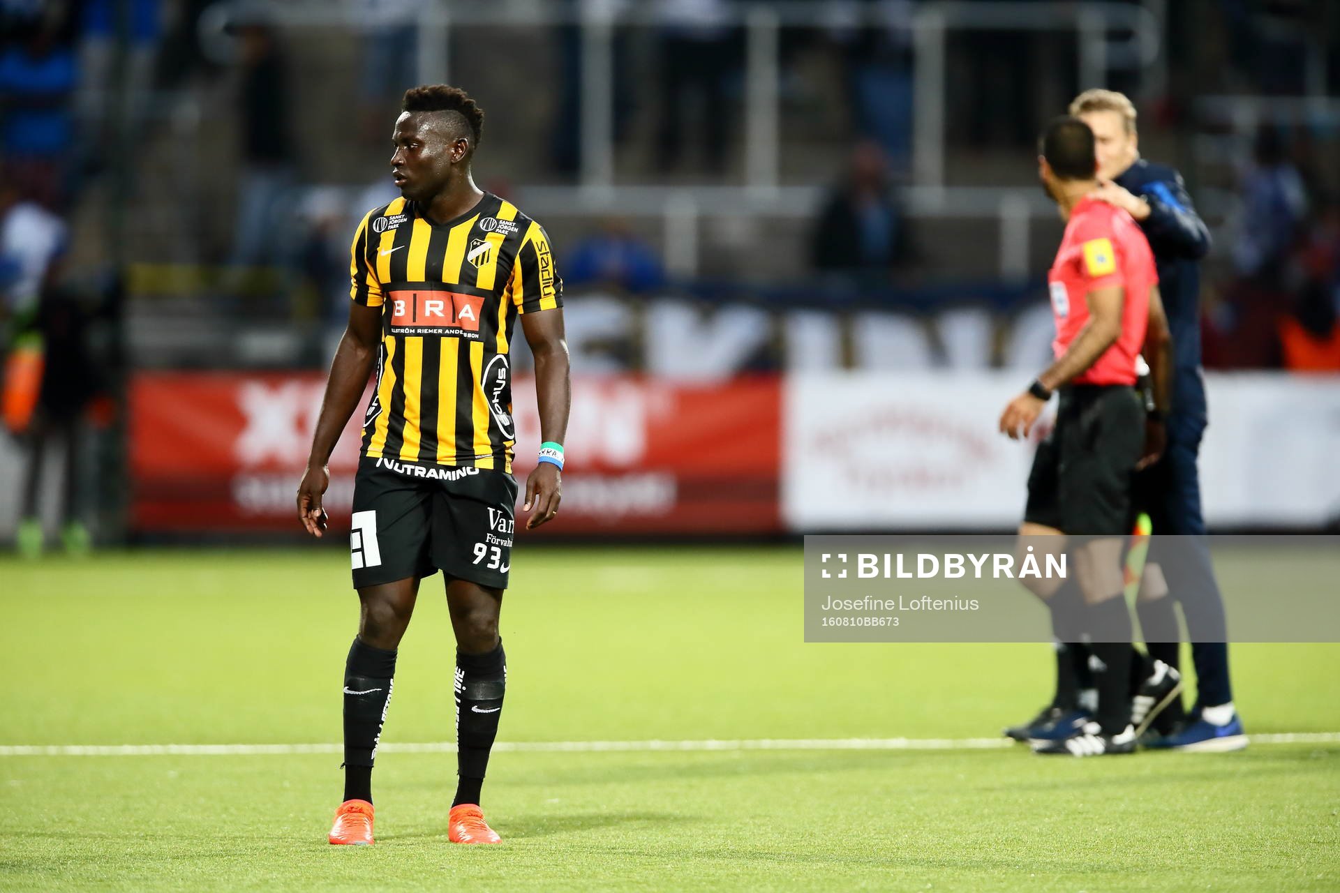 Häckens Alhassan A Kamara med domaren och Norrköpings