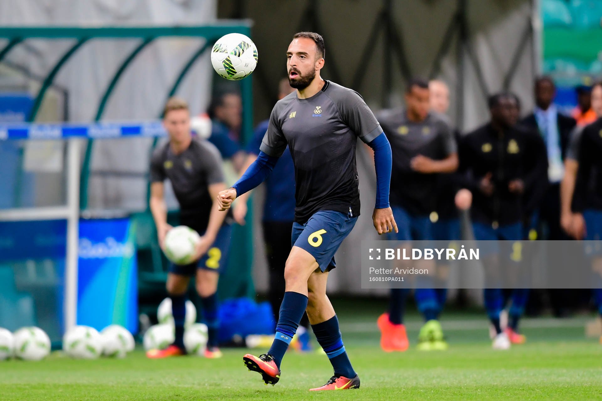Sveriges Abdul Khalili värmer upp före fotbollsmatchen
