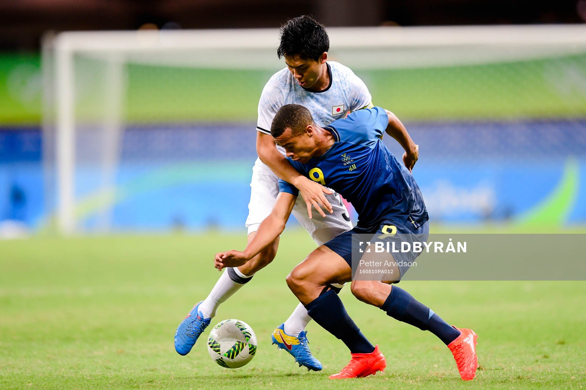 Japans Wataru Endo och Sveriges Robin Quaison