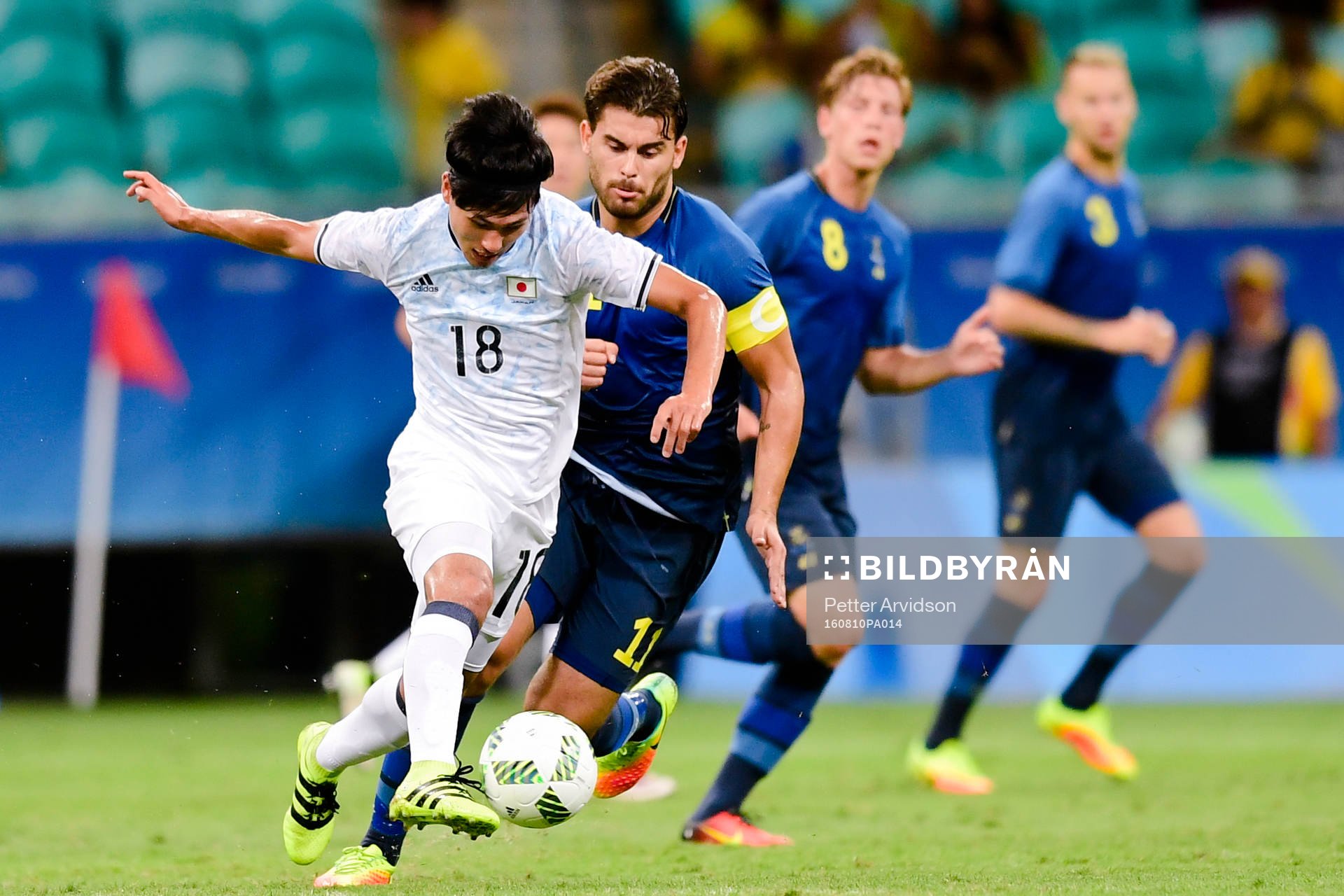 Japans Takumi Minamino och Sveriges Astrit Ajdarevic