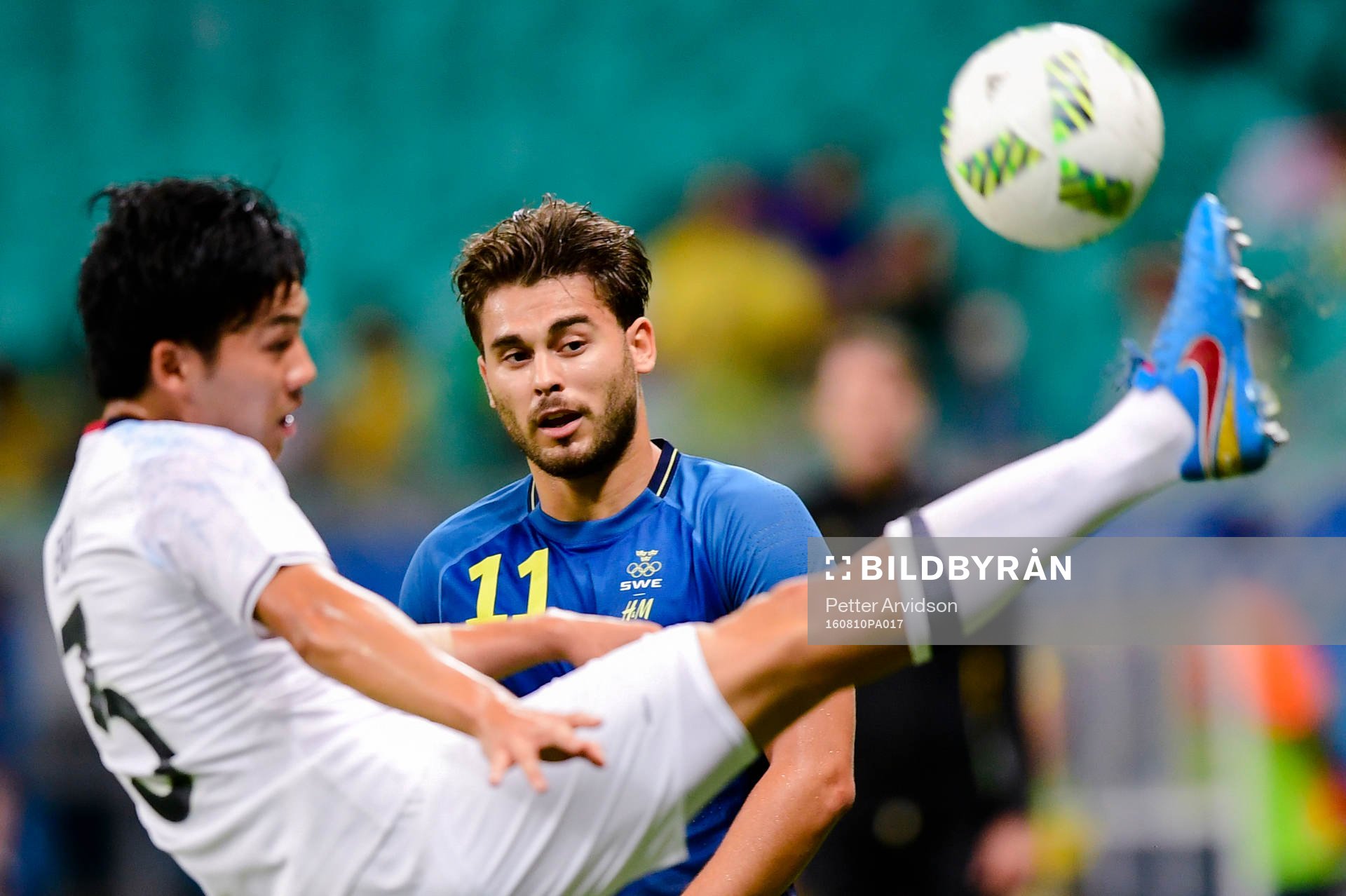 Japans Wataru Endo och Sveriges Astrit Ajdarevic
