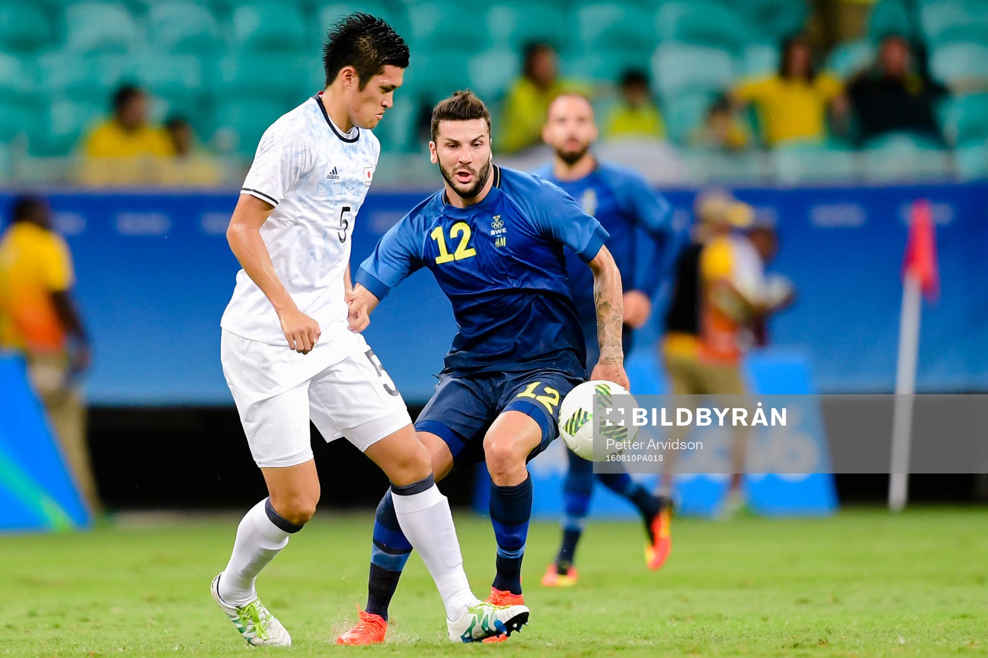 Japans Naomichi Ueda och Sveriges Mikael Ishak under fotbollsmatchen mellan Japan och Sverige den 10 augusti 2016 under OS i Salvador.