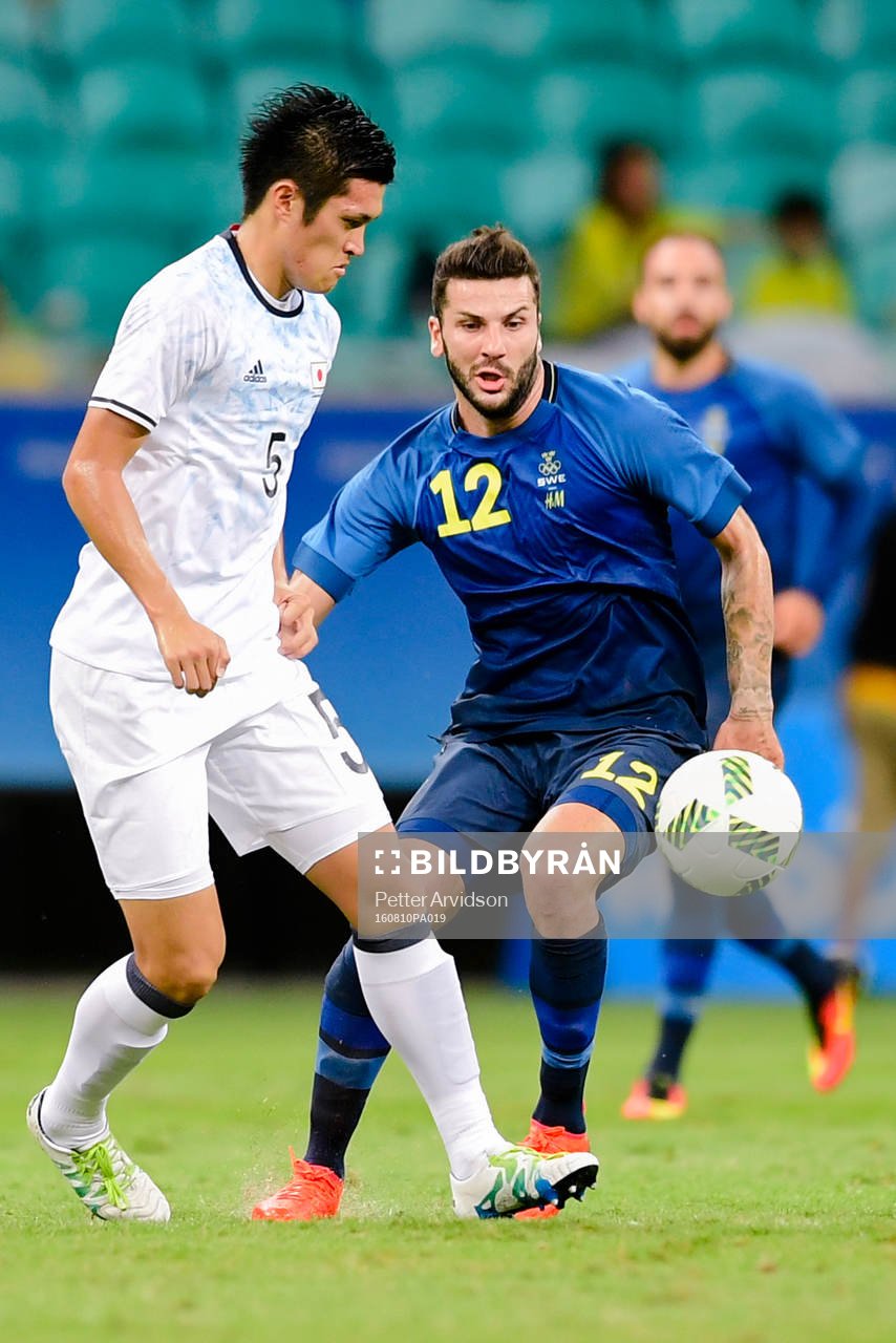 Japans Naomichi Ueda och Sveriges Mikael Ishak