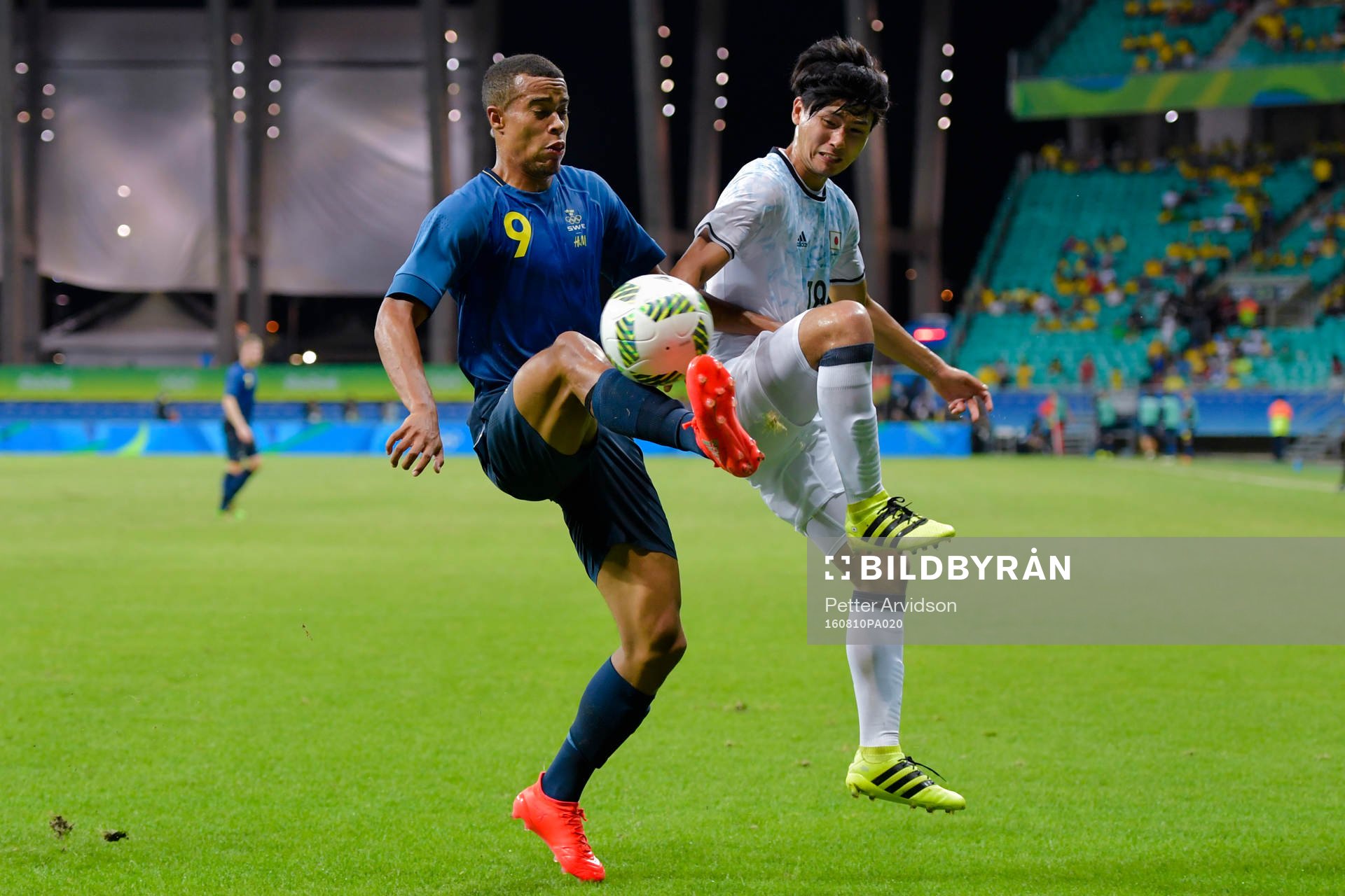 Sveriges Robin Quaison och Japans Takumi Minamino under fotbollsmatchen mellan Japan och Sverige den 10 augusti 2016 under OS i Salvador.